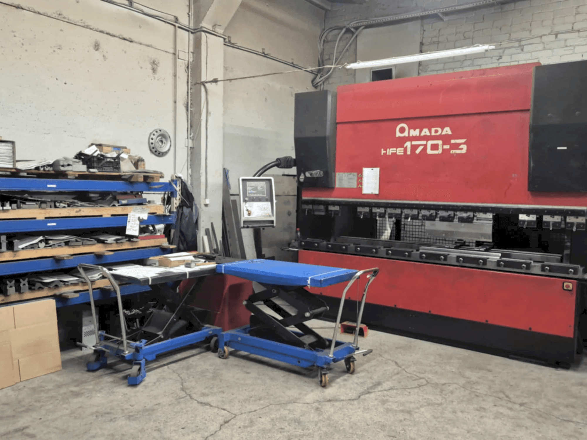 Koneen AMADA HFE 170-3 etunäkymä