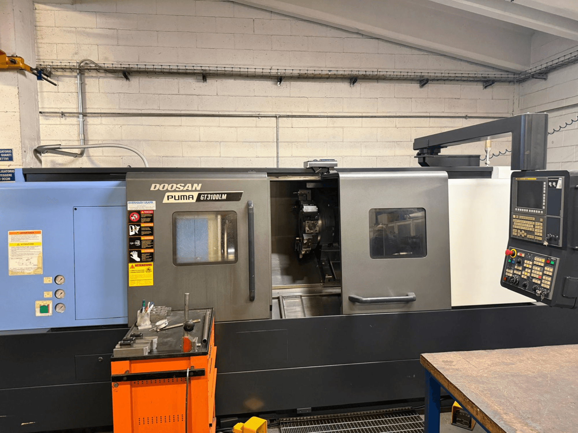DOOSAN PUMA GT3100LM -vaakasorvauskoneen etukuva, jossa näkyy ohjauspaneeli ja työalue työkaluineen.