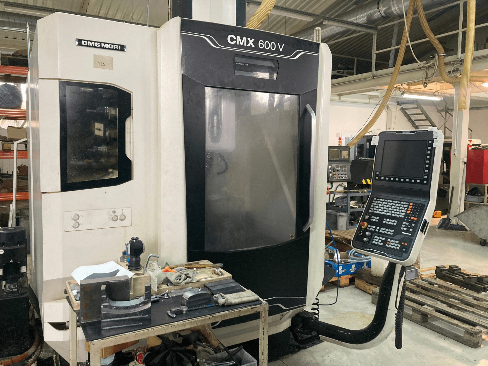 DMG MORI CMX 600 V -jyrsinkone edestä katsottuna, jossa näkyy ohjauspaneeli ja työpöytä työkaluineen.