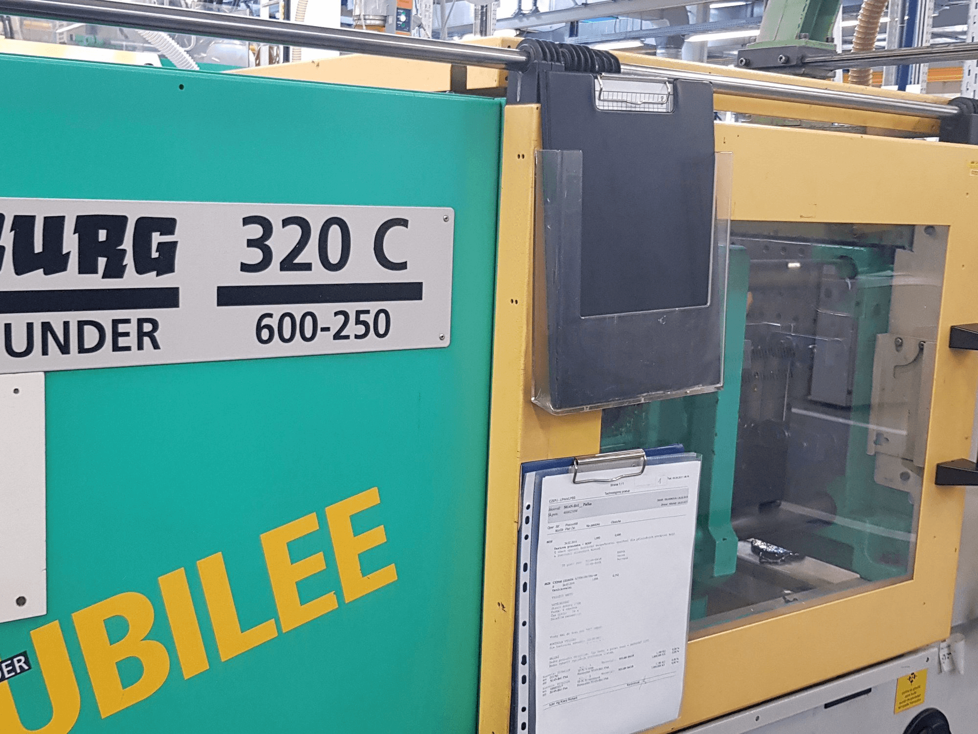 Koneen Arburg 320 C 600-250 etunäkymä