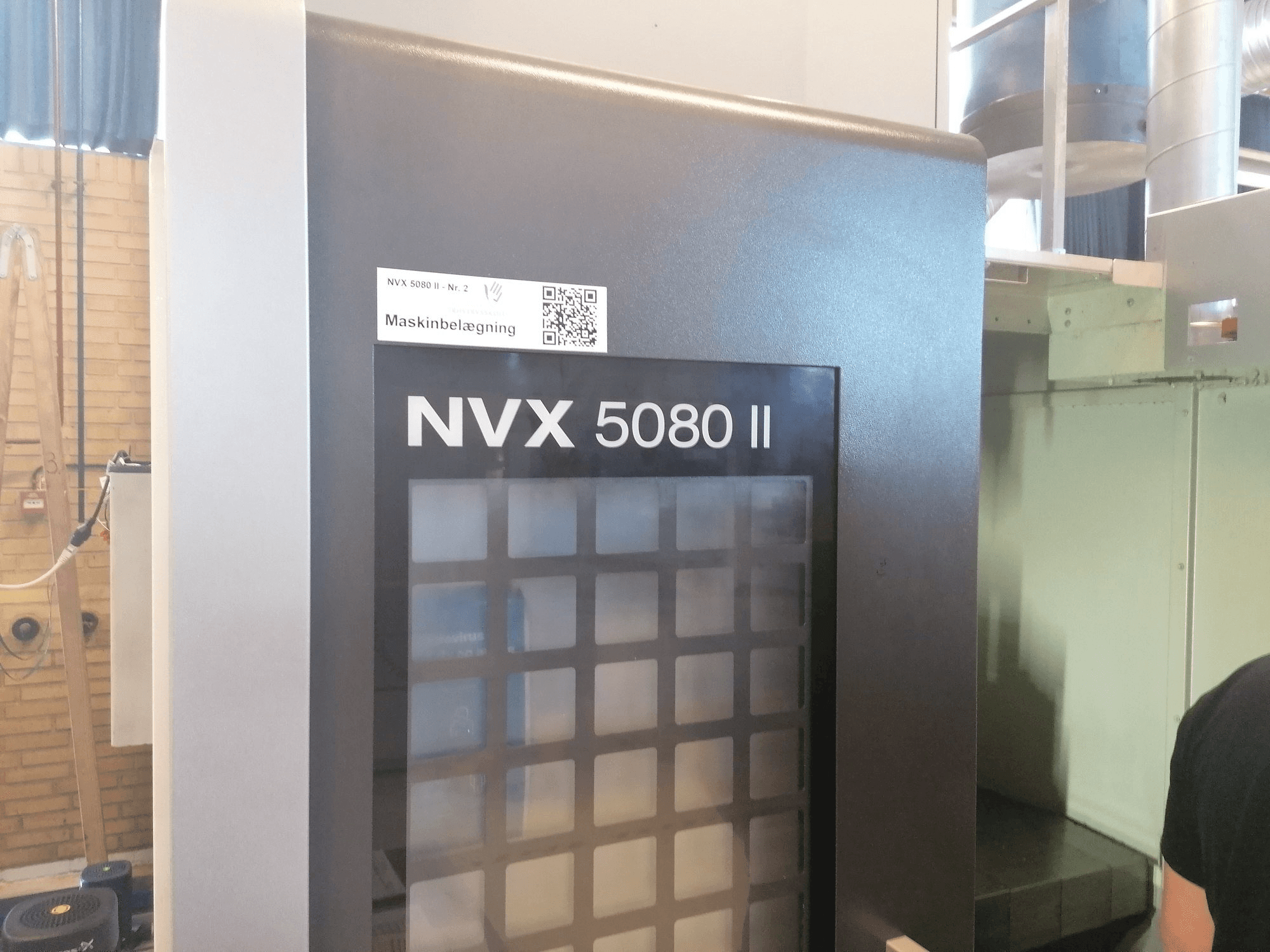 Koneen DMG MORI NVX 5080II vasen näkymä