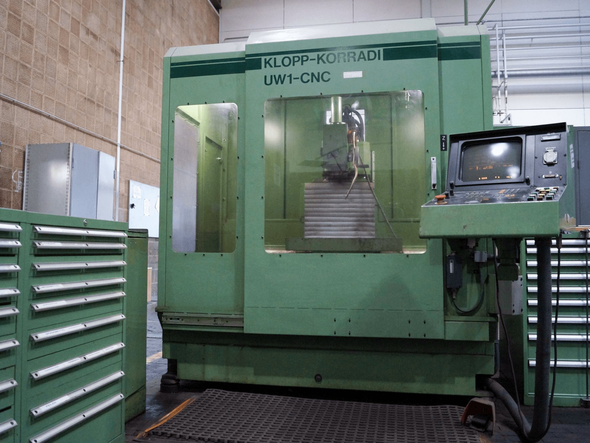 Koneen 1 KLOPP-KORRADI etunäkymä UW 1-CNC