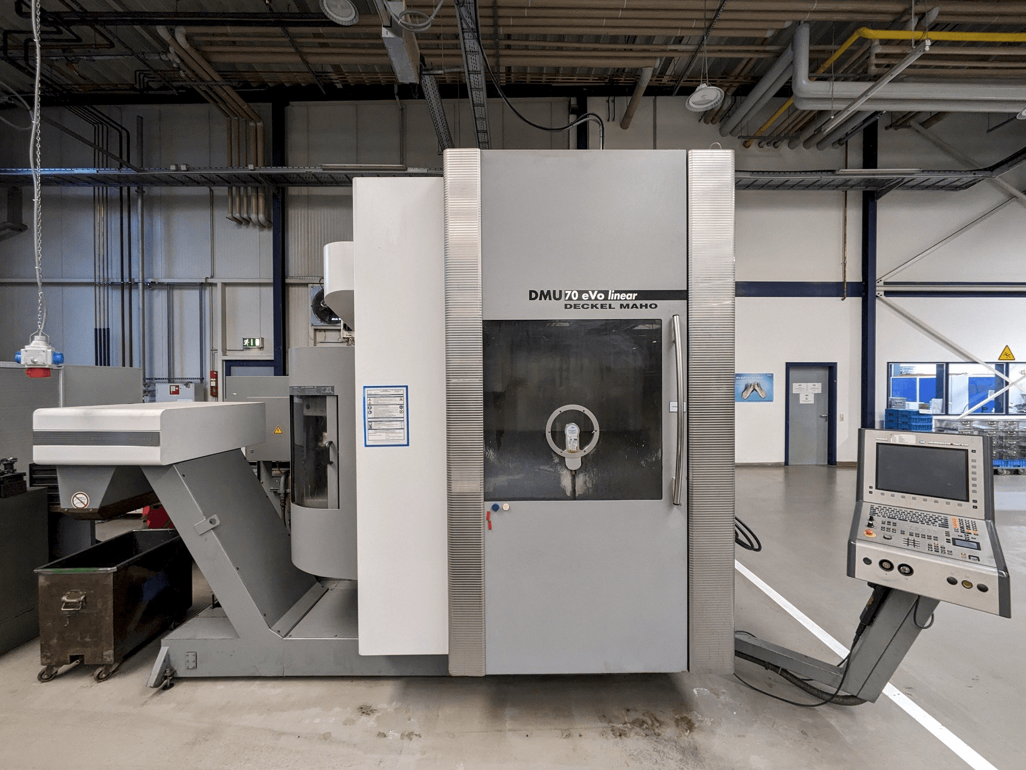 Koneen DECKEL MAHO DMU70 eVo linear etunäkymä