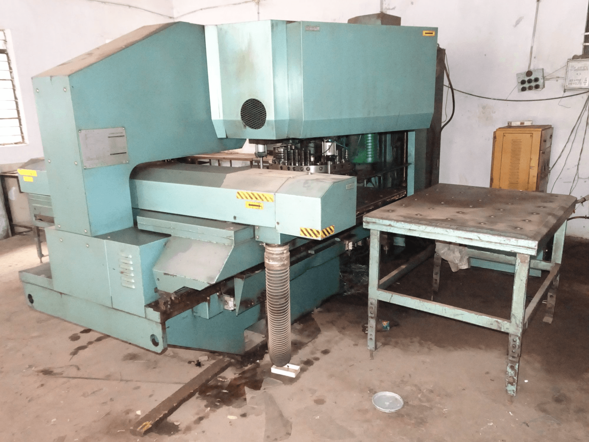 Koneen AMADA oikea näkymä PEGA 244