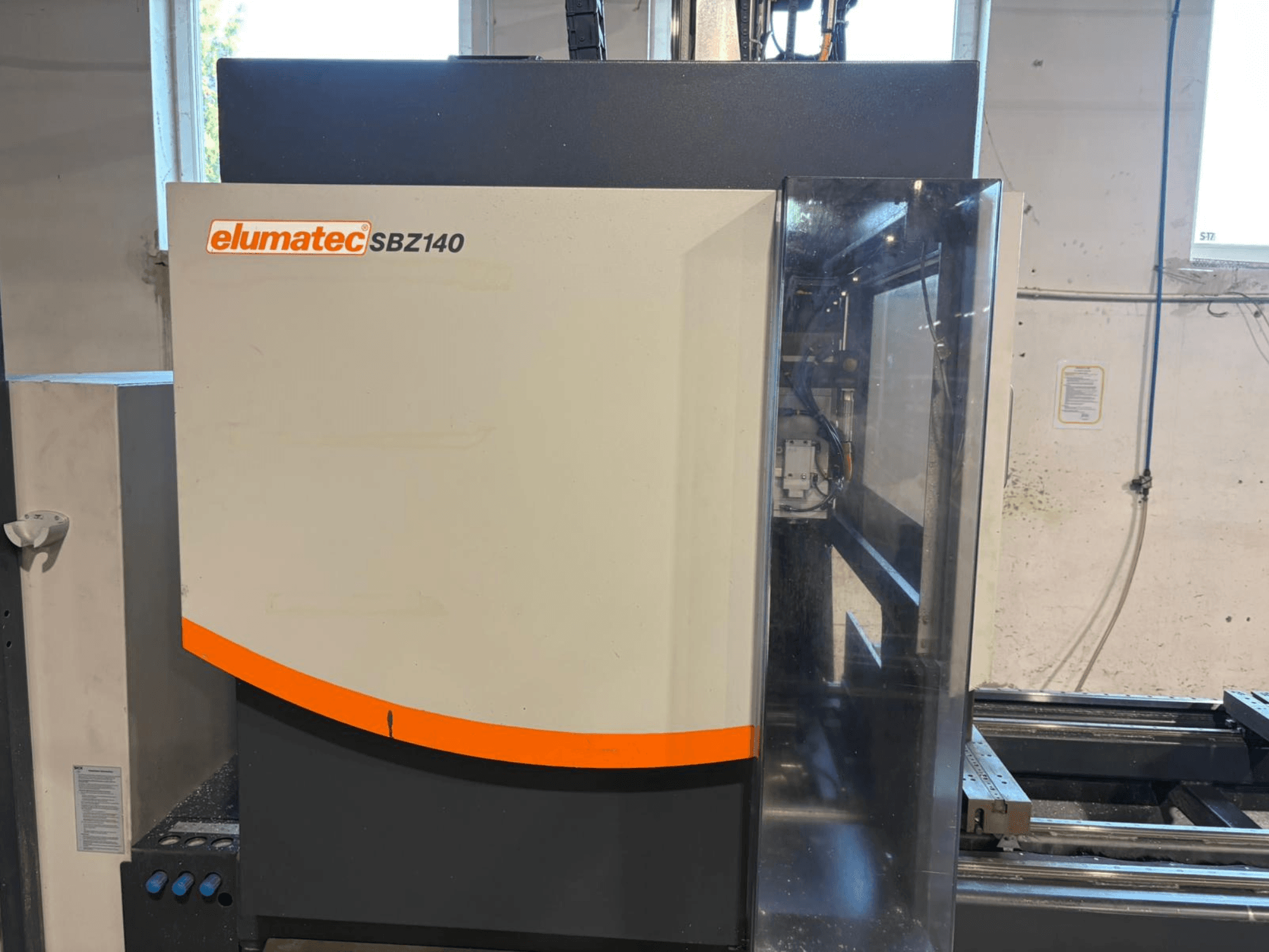 Elumatec SBZ-140 -pystytyöstökeskus, etukuva, jossa näkyy sen tyylikäs muotoilu ja ohjauspaneelin yksityiskohdat.