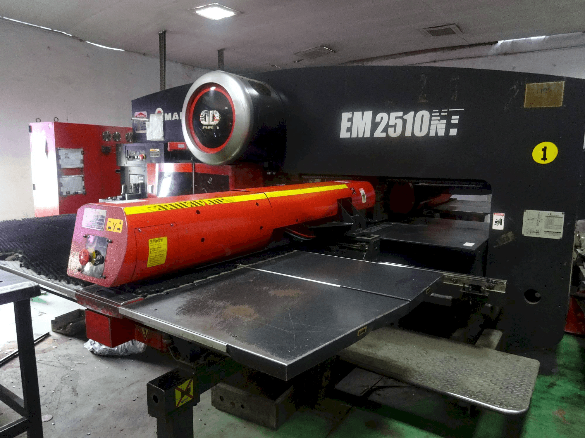 Koneen AMADA EM 2510 NT etunäkymä