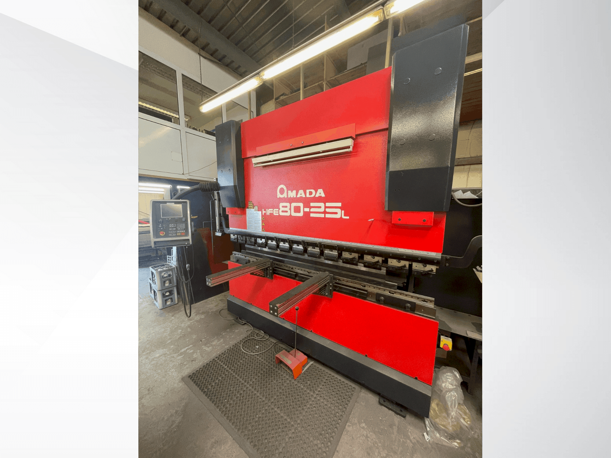 Koneen AMADA HFE 80-25 L etunäkymä