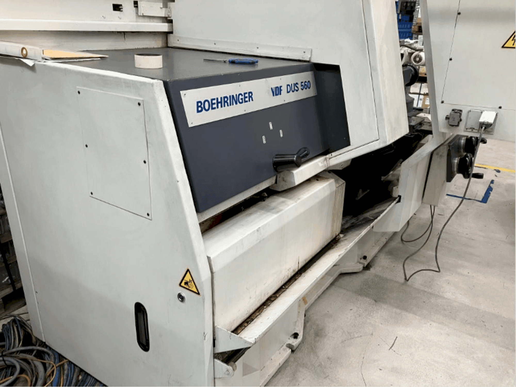 Koneen BOEHRINGER VDF DUS 560 etunäkymä