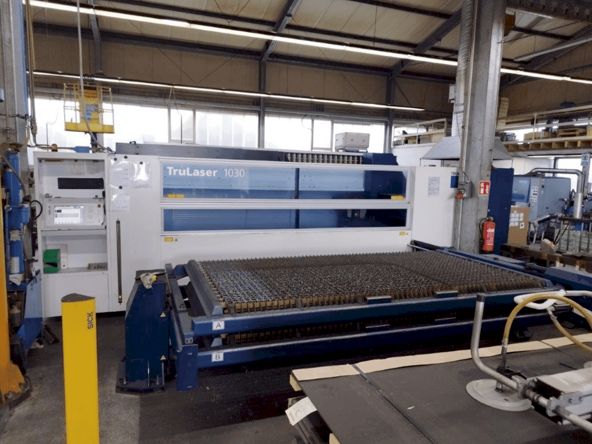 Koneen TRUMPF TruLaser 1030 etunäkymä