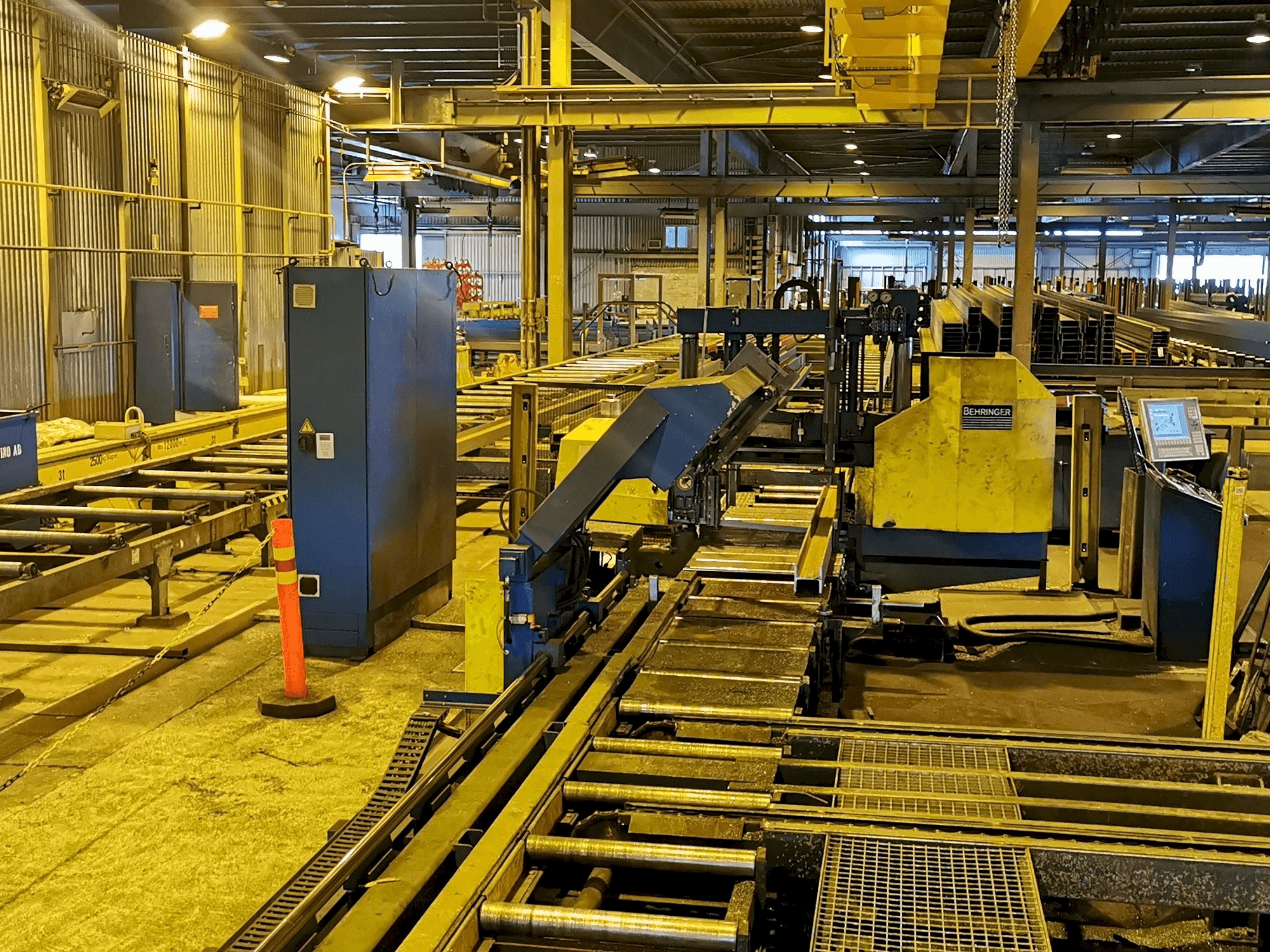 Koneen Behringer HBP 410/723GNC etunäkymä