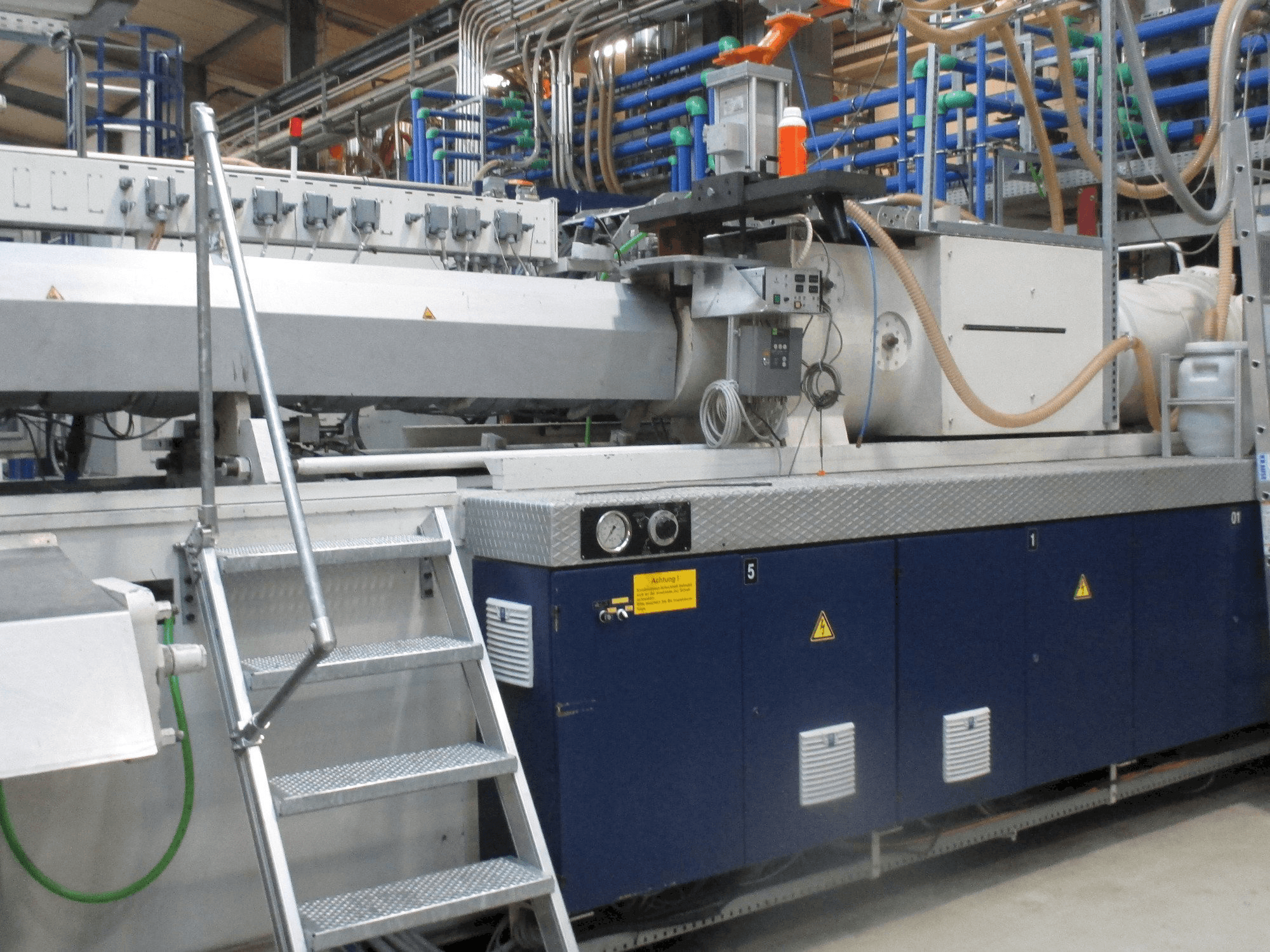 Koneen Krauss Maffei 1300/14700 MC etunäkymä