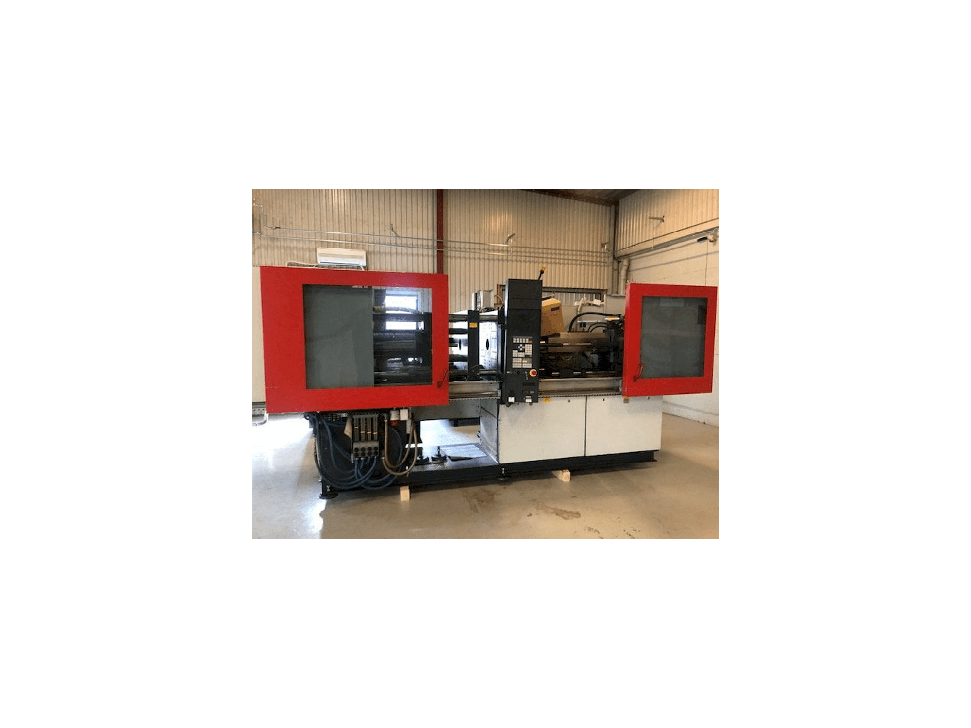 Koneen FERROMATIK MILACRON K110 etunäkymä