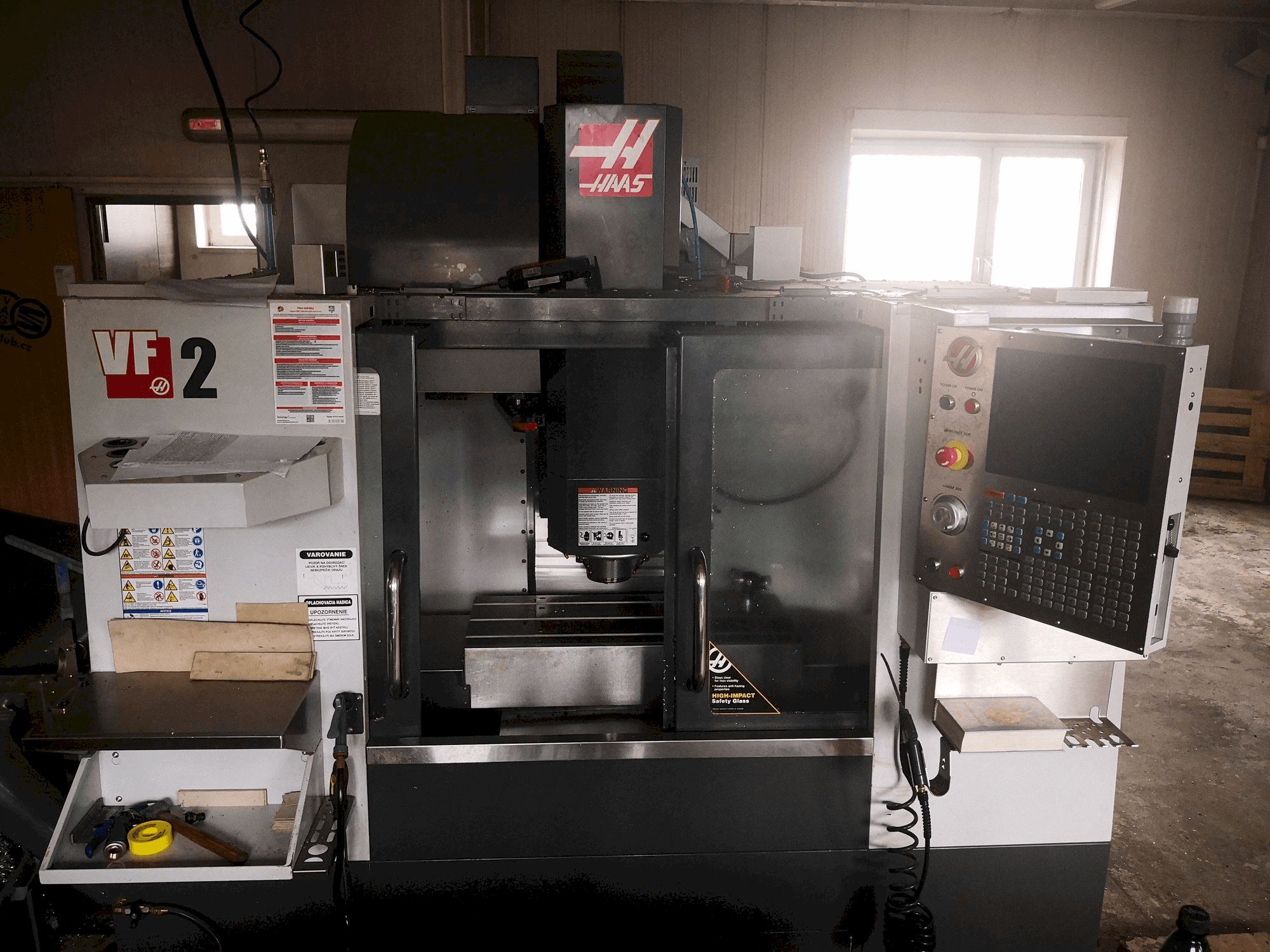 Koneen HAAS VF-2 etunäkymä