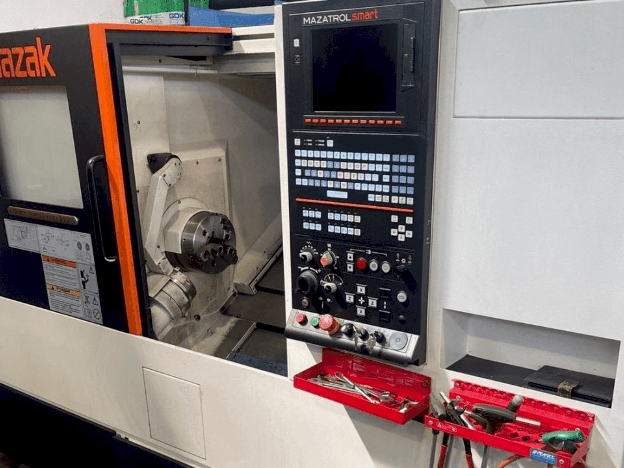 Koneen Mazak QT SMART 200 etunäkymä