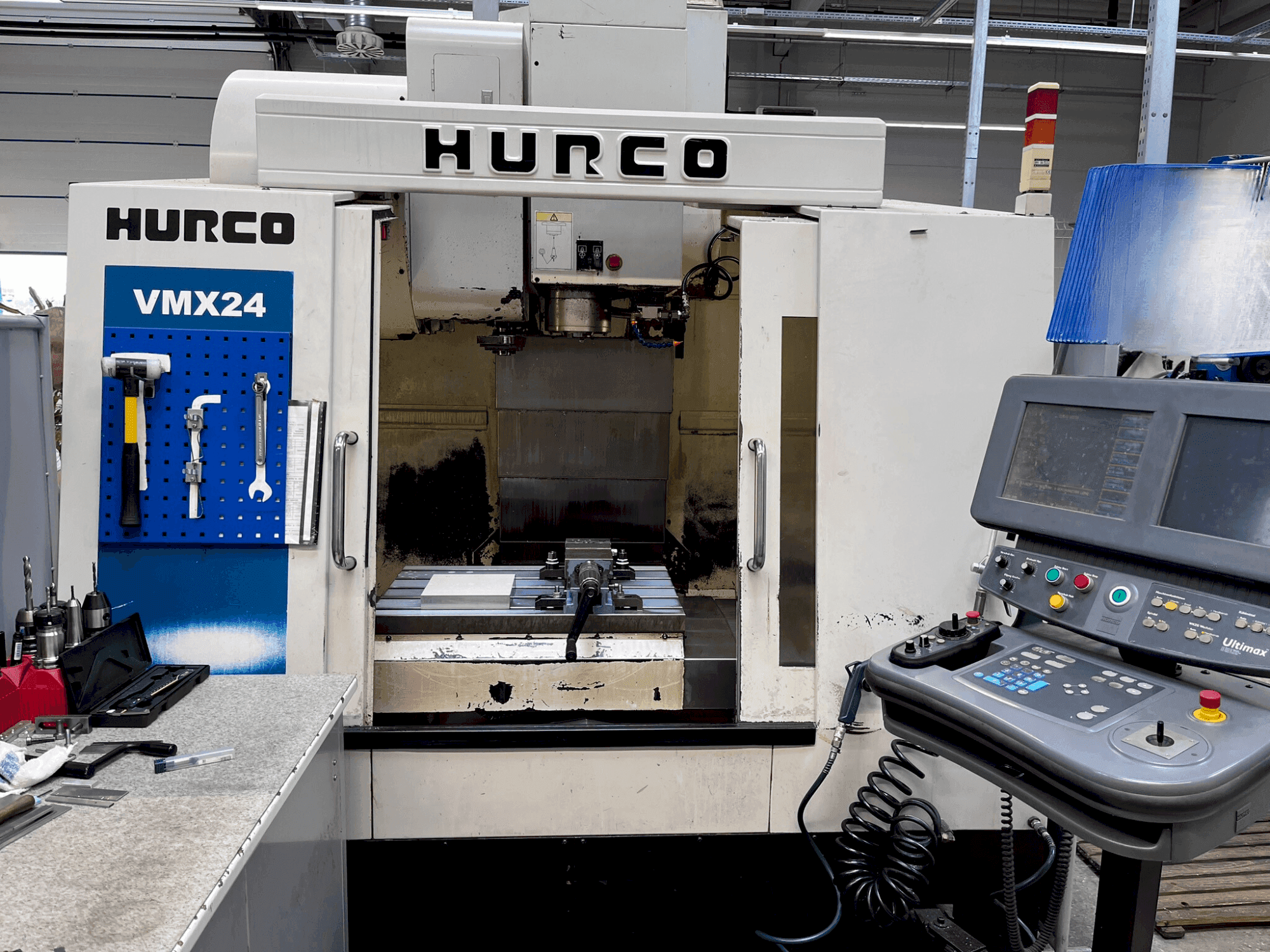 Koneen Hurco VMX 24 etunäkymä