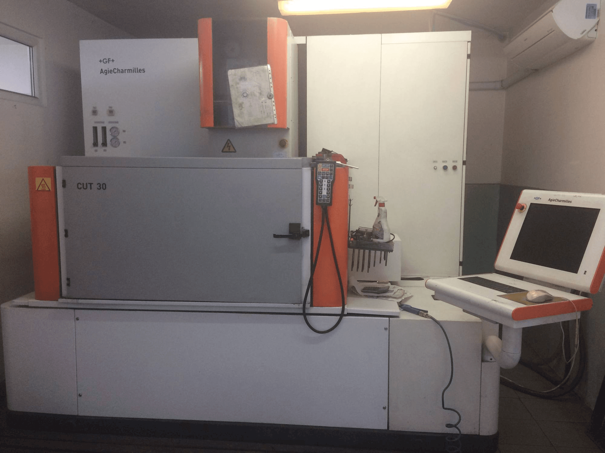 Koneen AgieCharmilles CUT 30P etunäkymä