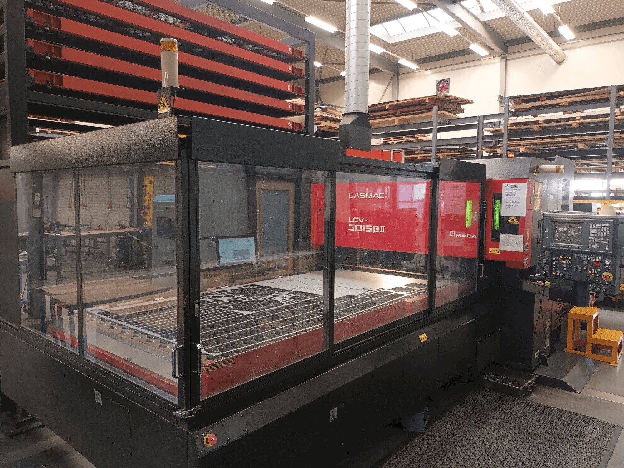 Koneen AMADA LCV 3015 3KW + Automation/storage etunäkymä
