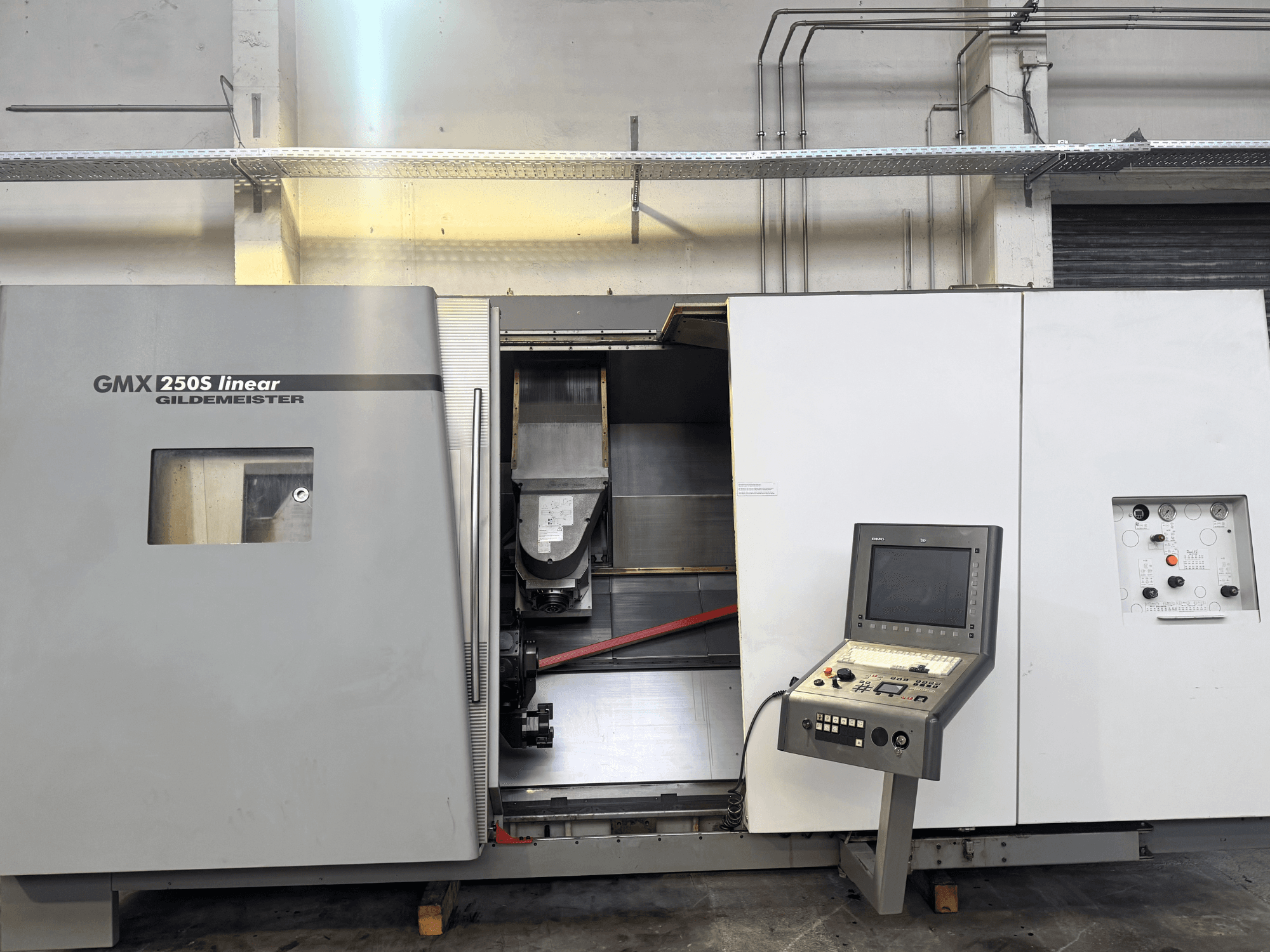 Gildemeister GMX 250S lineaarinen CNC-kone, etukuva, jossa näkyy ohjauspaneeli ja avoin työskentelyalue.