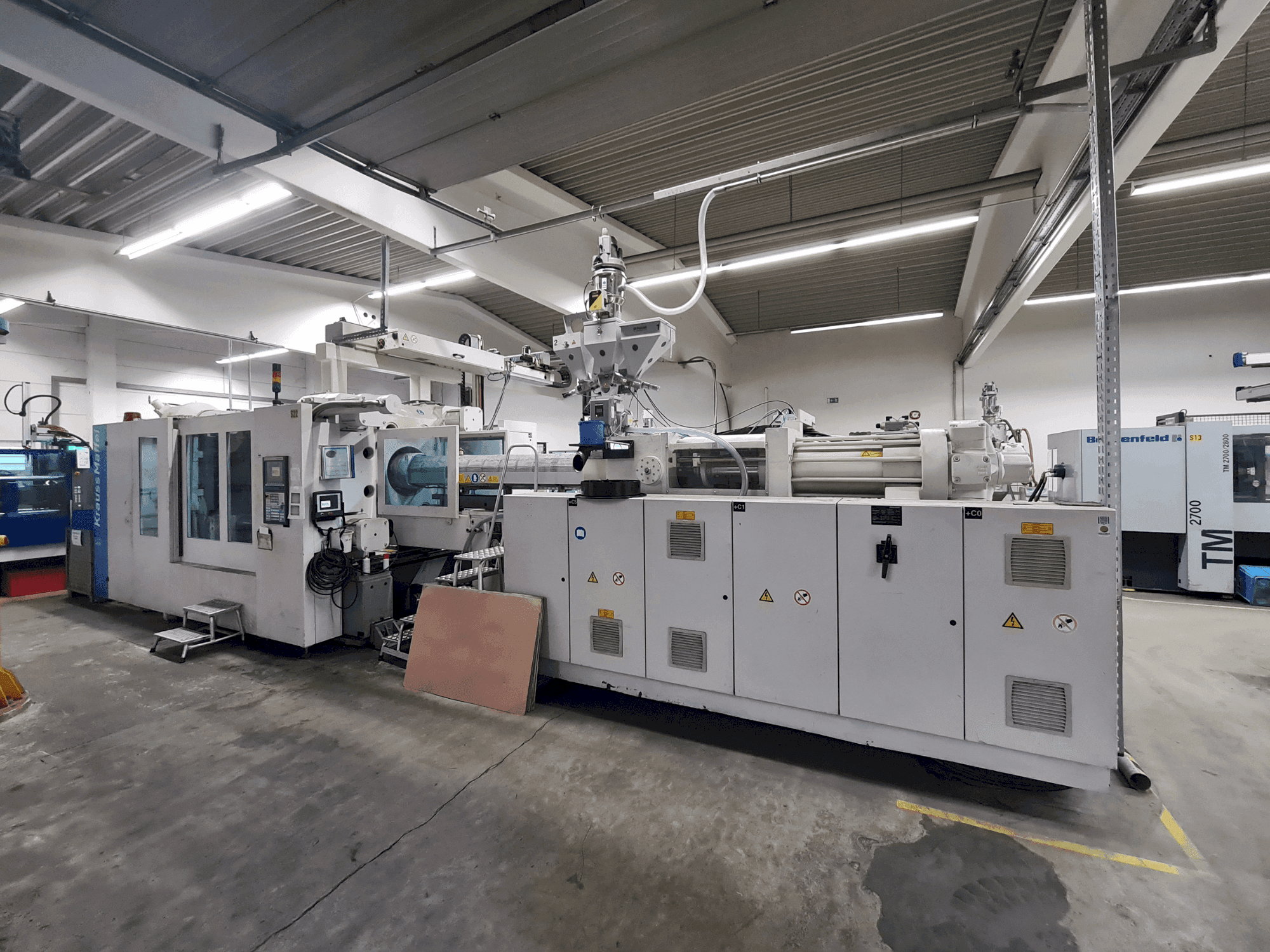 Koneen Krauss Maffei 800-6100 MX etunäkymä