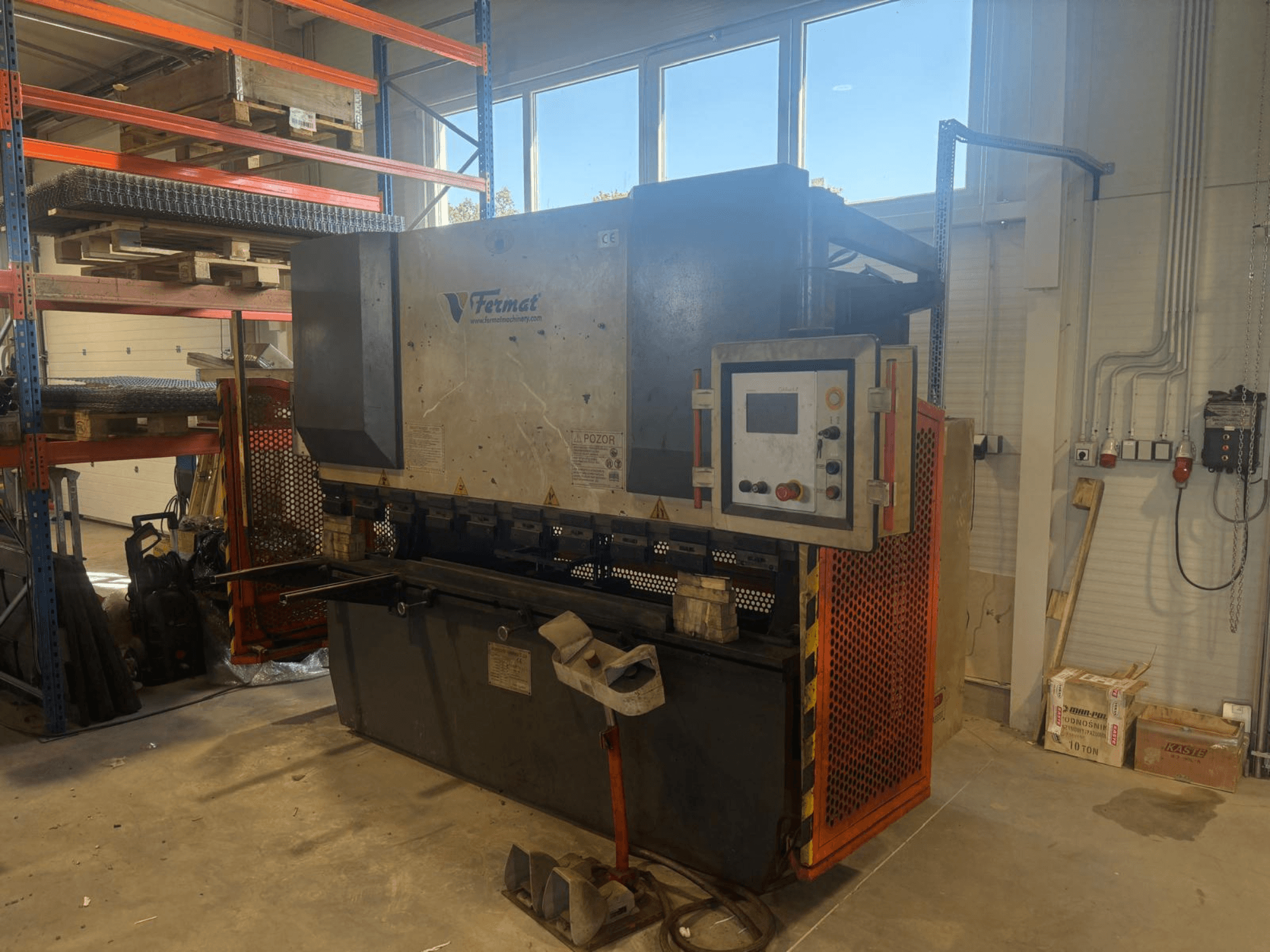 FERMAT CTOF 80/2500 -CNC-taivutuspenkki sivulta katsottuna; kuvassa näkyvät ohjauspaneeli ja metallin taivutustyökalut.