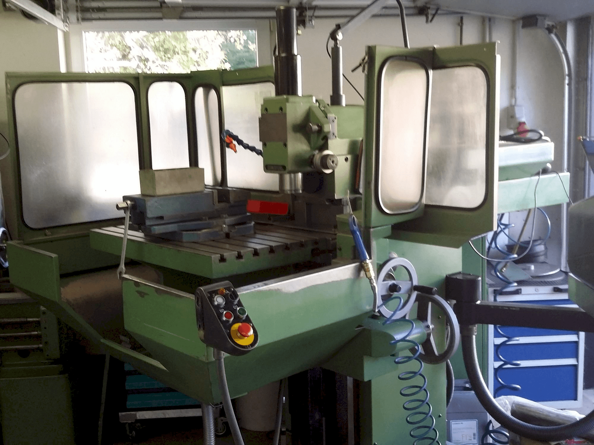 Koneen DECKEL FP4A etunäkymä