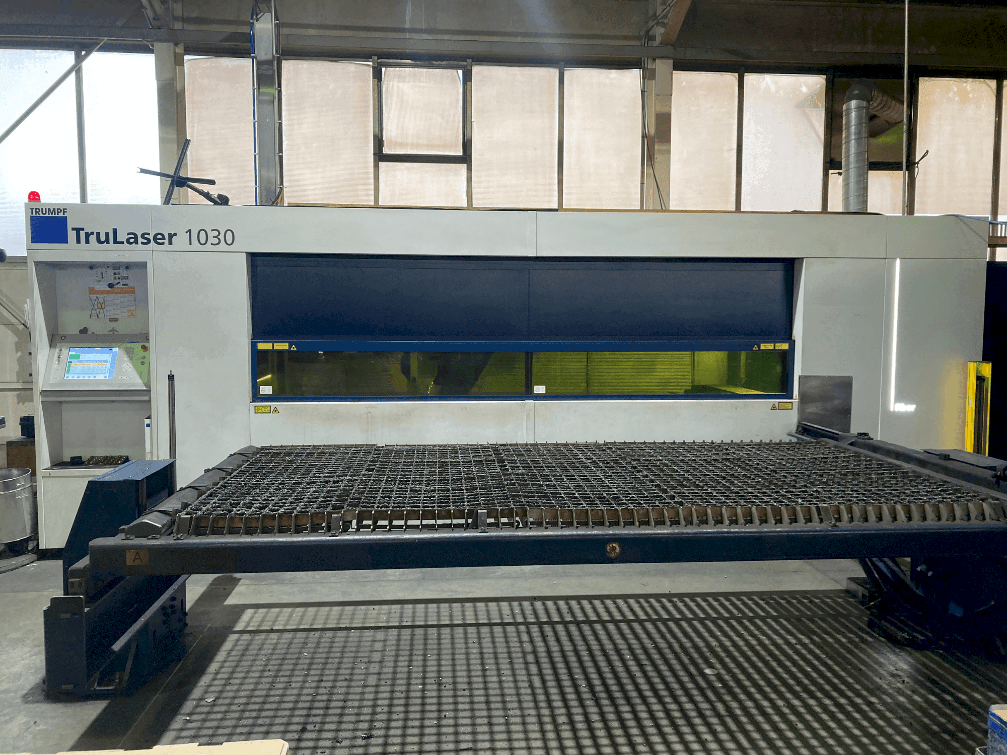 Koneen TRUMPF TruLaser 1030 etunäkymä