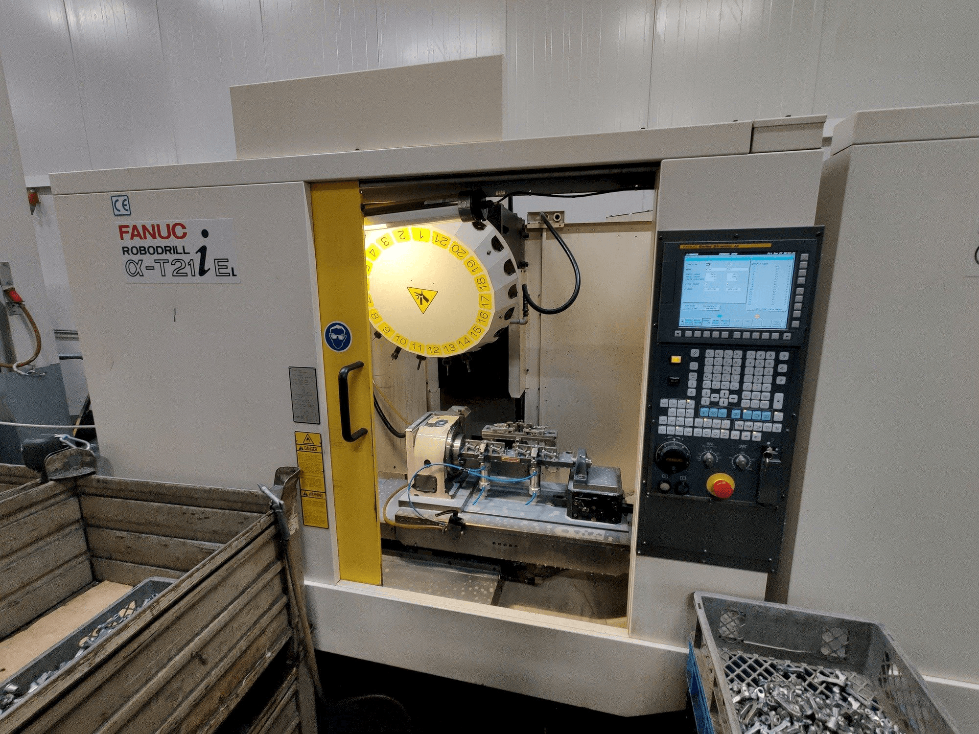 Koneen FANUC Robodrill α-T21iEL etunäkymä