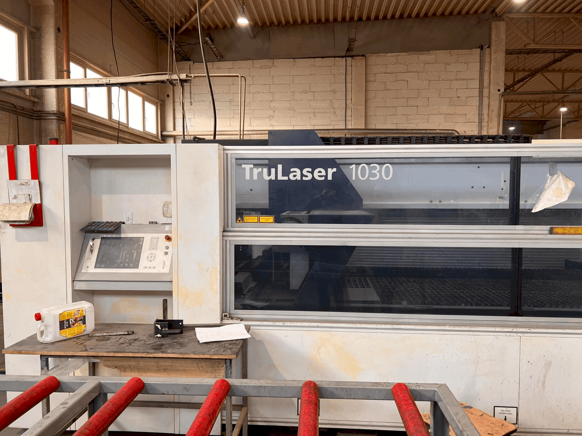 Koneen TRUMPF TruLaser 1030 etunäkymä