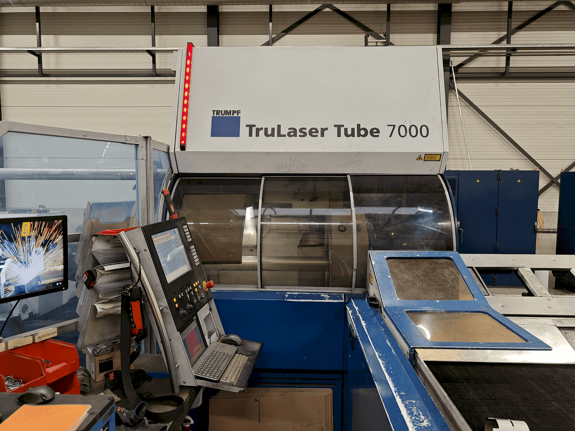 Koneen TRUMPF TruLaser Tube 7000 etunäkymä