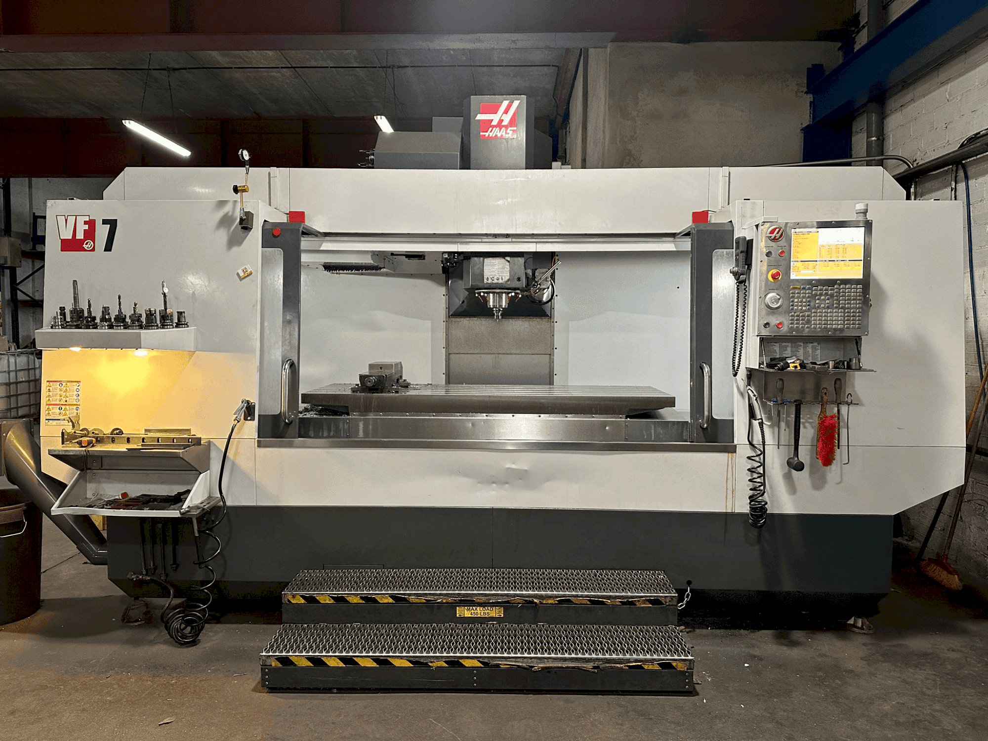 Koneen HAAS VF-7/40 etunäkymä