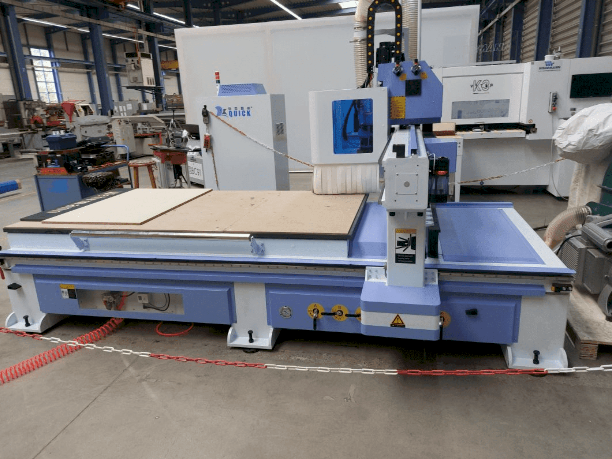 Koneen QUICK CNC UE-481 etunäkymä