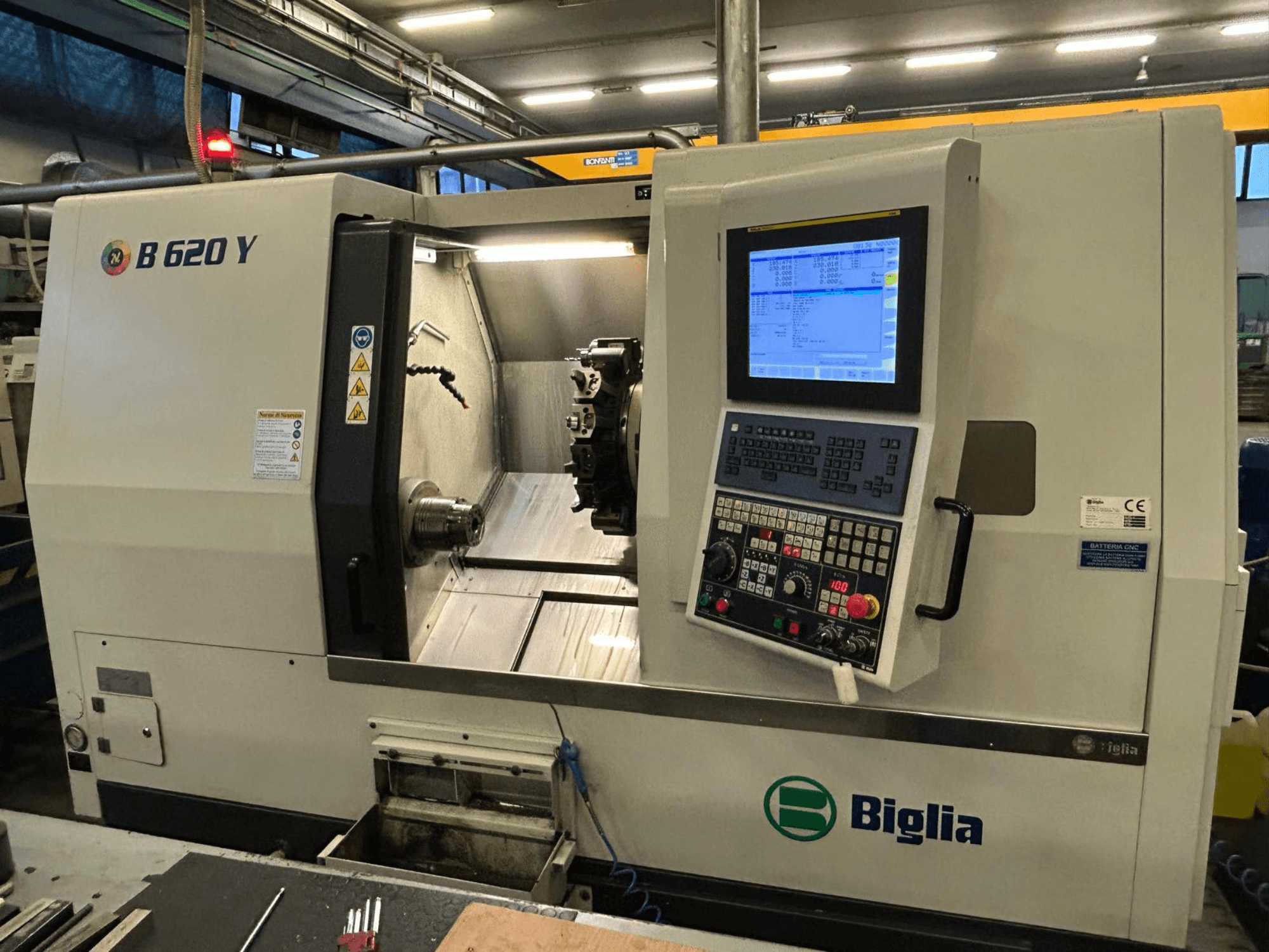 Biglia B 620 Y CNC-sorvi työpajassa, etukuva, jossa näkyy digitaalinäytöllä varustettu ohjauspaneeli ja työstökomponentit.