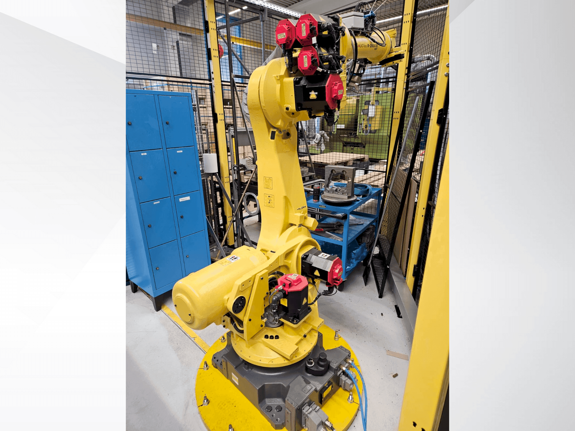 Koneen FANUC R2000iB/165F etunäkymä