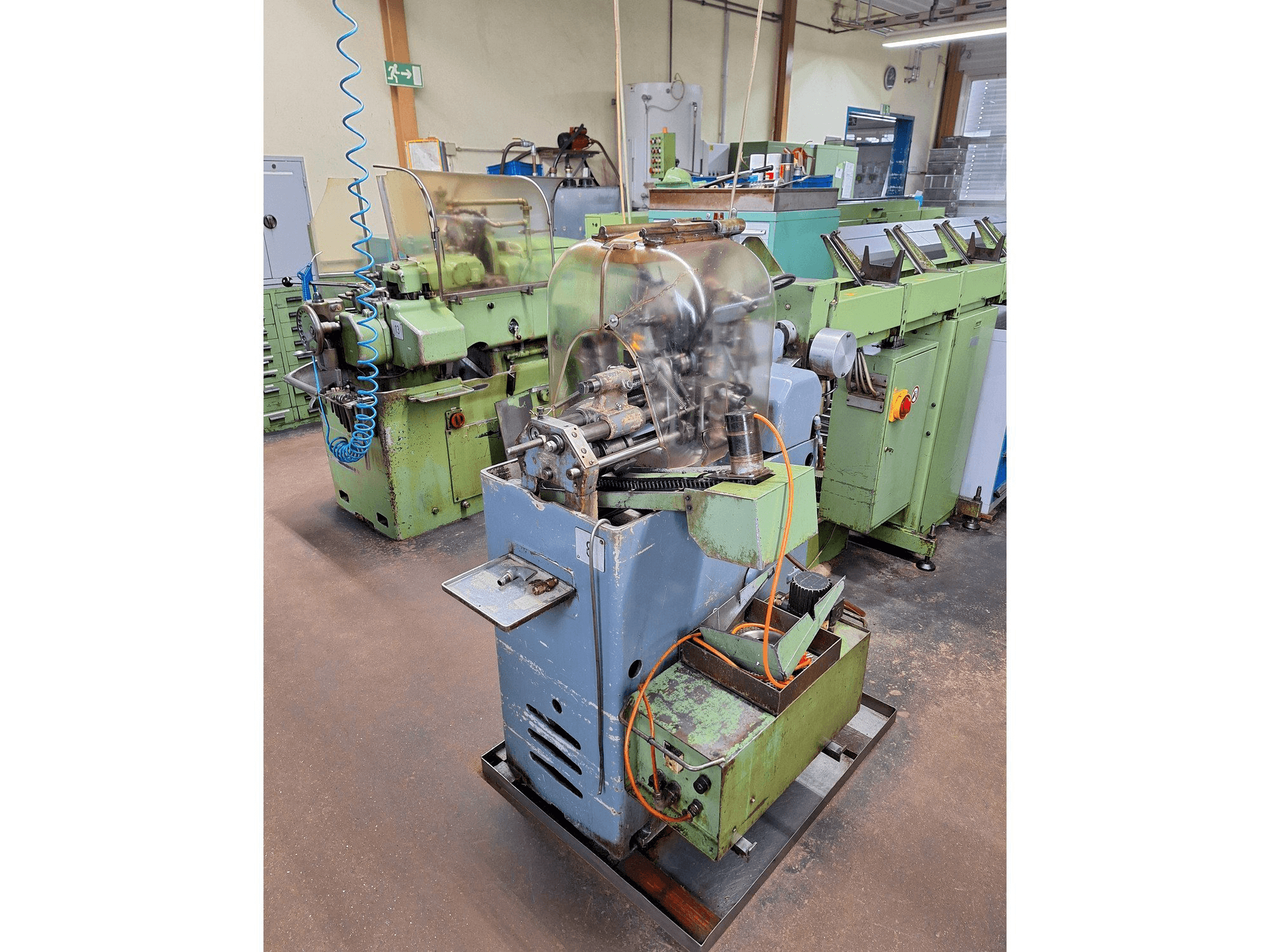 Koneen TRAUB A25 vasemman sivun näkymä