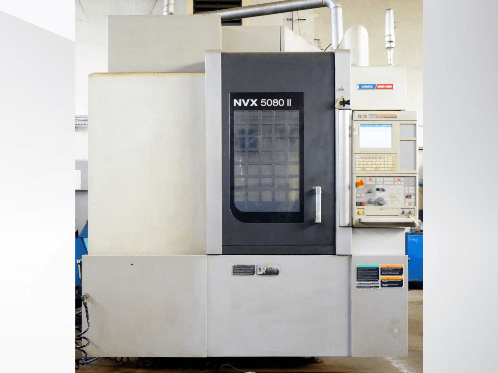 DMG Mori Seiki NVX 5080 II -pystykoneistuskeskus, etunäkymä, jossa näkyy ohjauspaneeli ja ritiläovi.