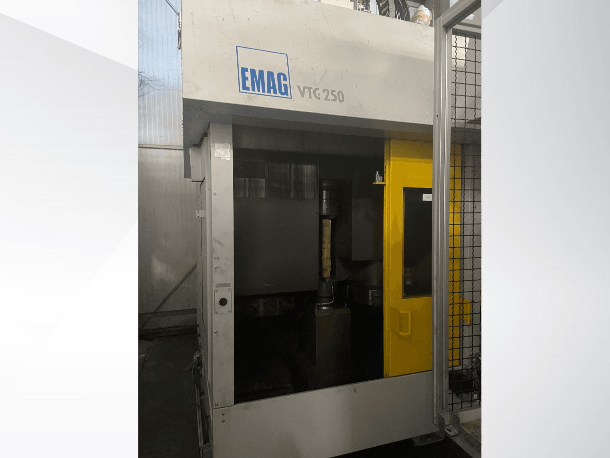 EMAG VTC 250 -pystytyöstökeskus etukuvassa, jossa on keltainen ovi ja kammion sisällä näkyvä leikkuutyökalu.