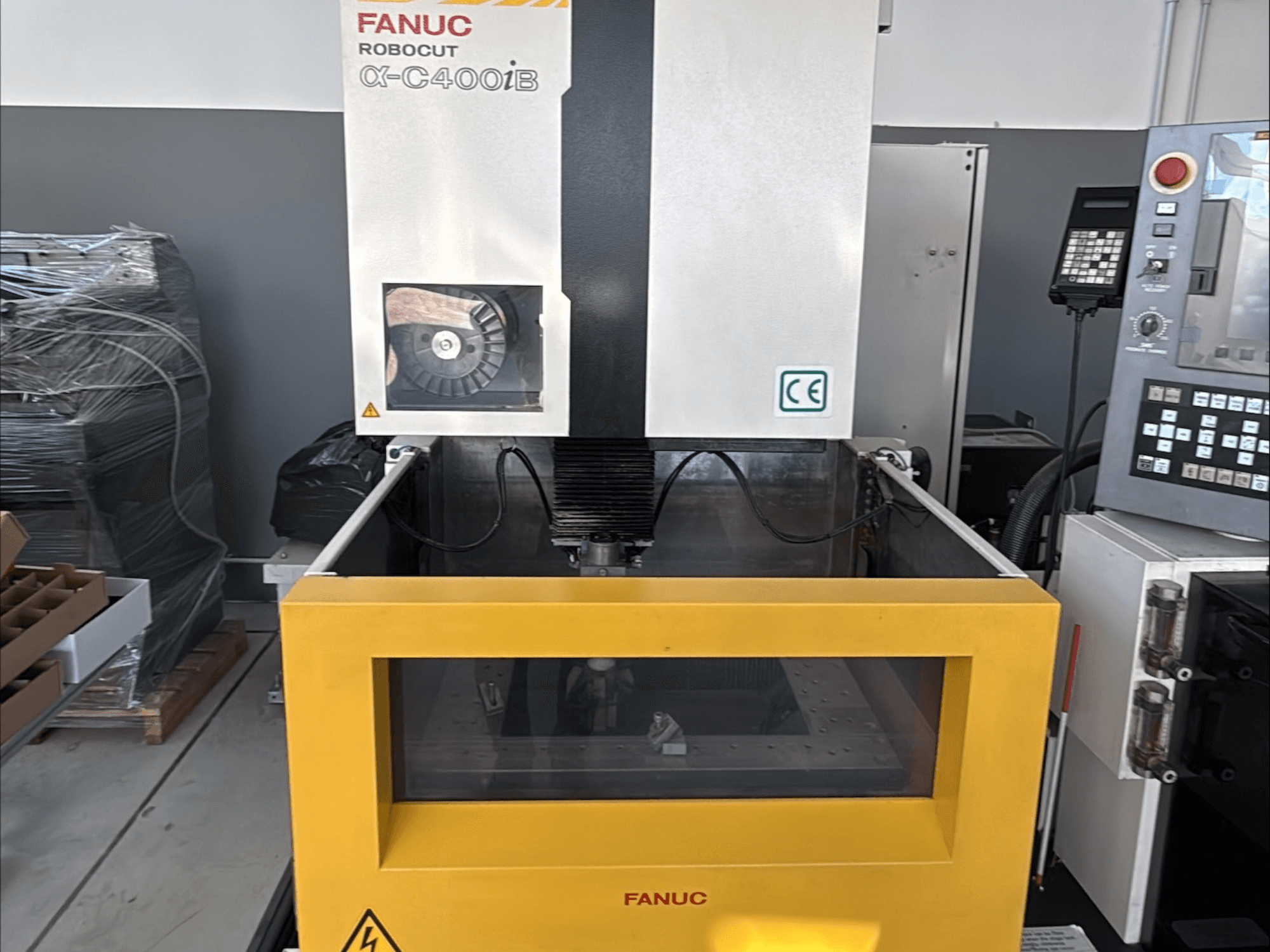 FANUC Robocut α-C400iB -langankorjauskone, etukuva, jossa on keltainen säiliö ja ohjauspaneeli.