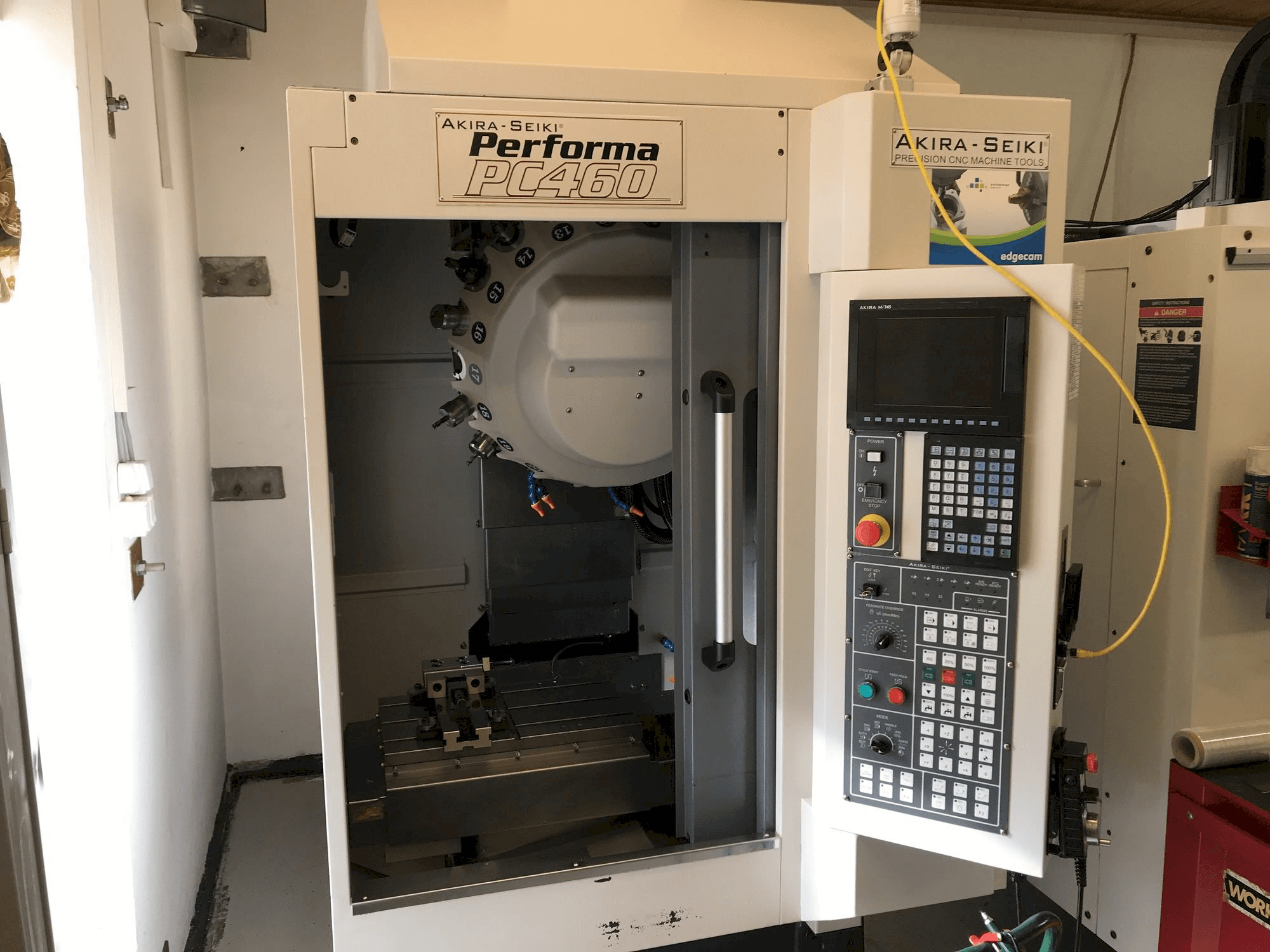 Koneen Akira Seiki PC 460 etunäkymä