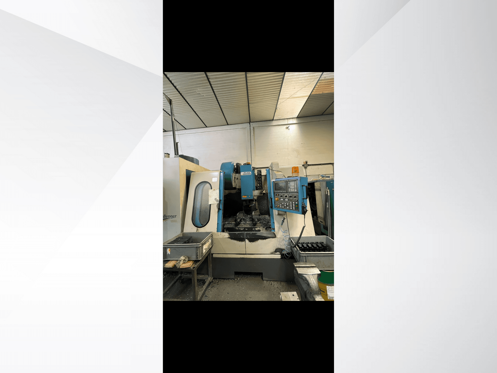 CNC-kone, malli Challenger 1500, sivukuva, jossa näkyy ohjauspaneeli ja työtila, jossa on metallilastuja.