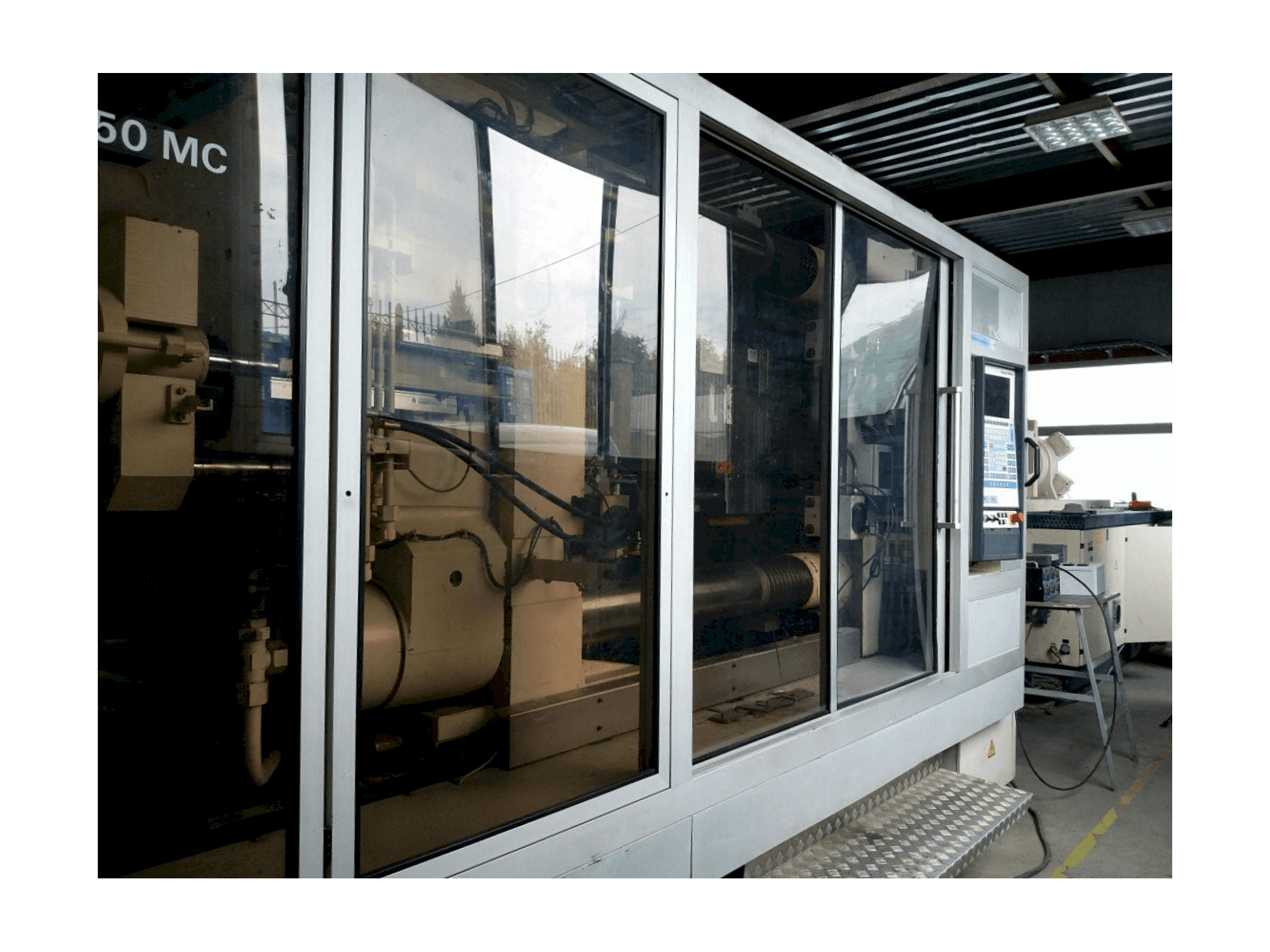 Koneen Krauss Maffei KM 800/1330 MC etunäkymä