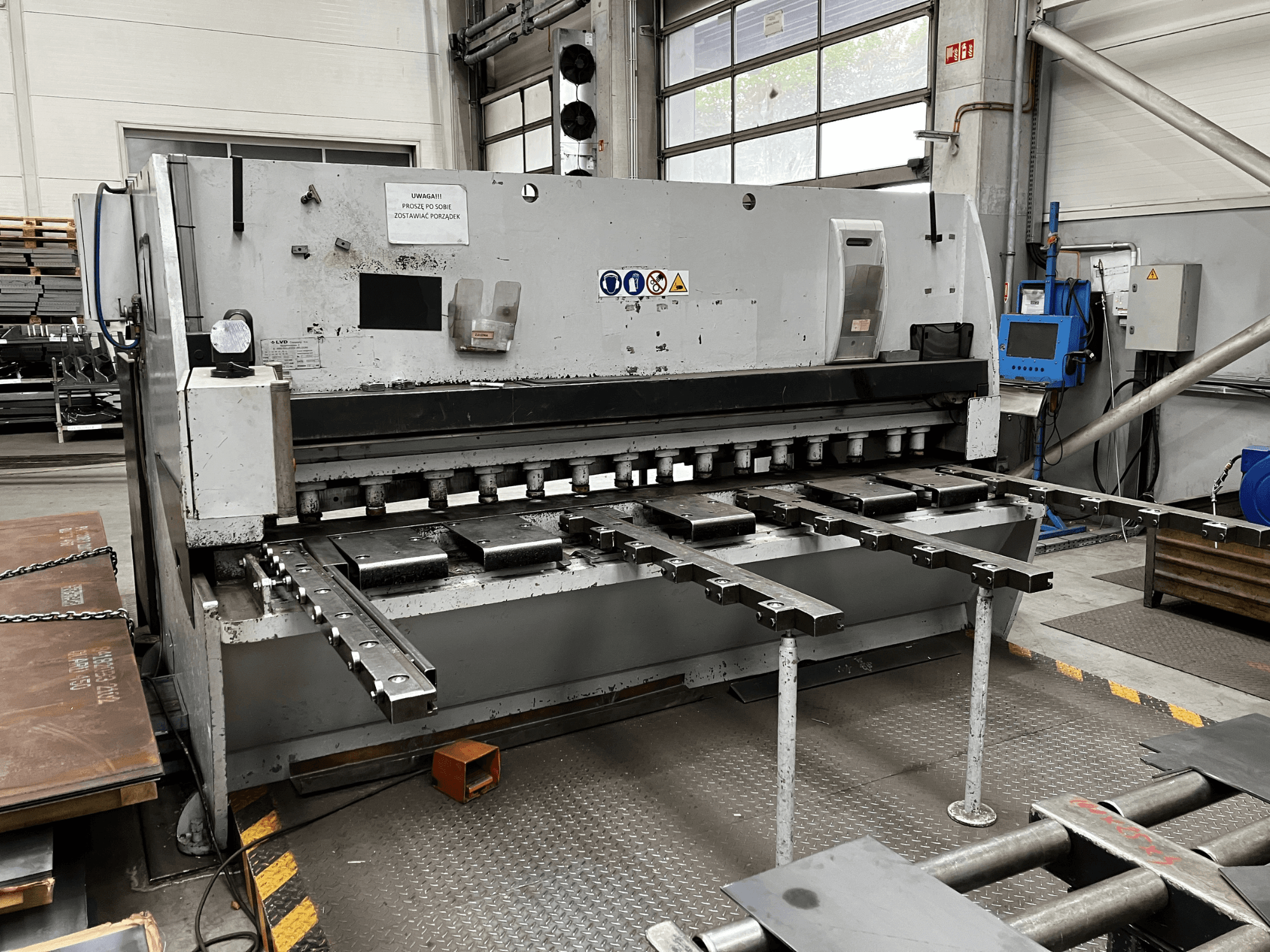 CNC-leikkauskone LVD MVS-TS 13/31, etukuva, jossa leikkuuterät ja ohjauspaneeli.