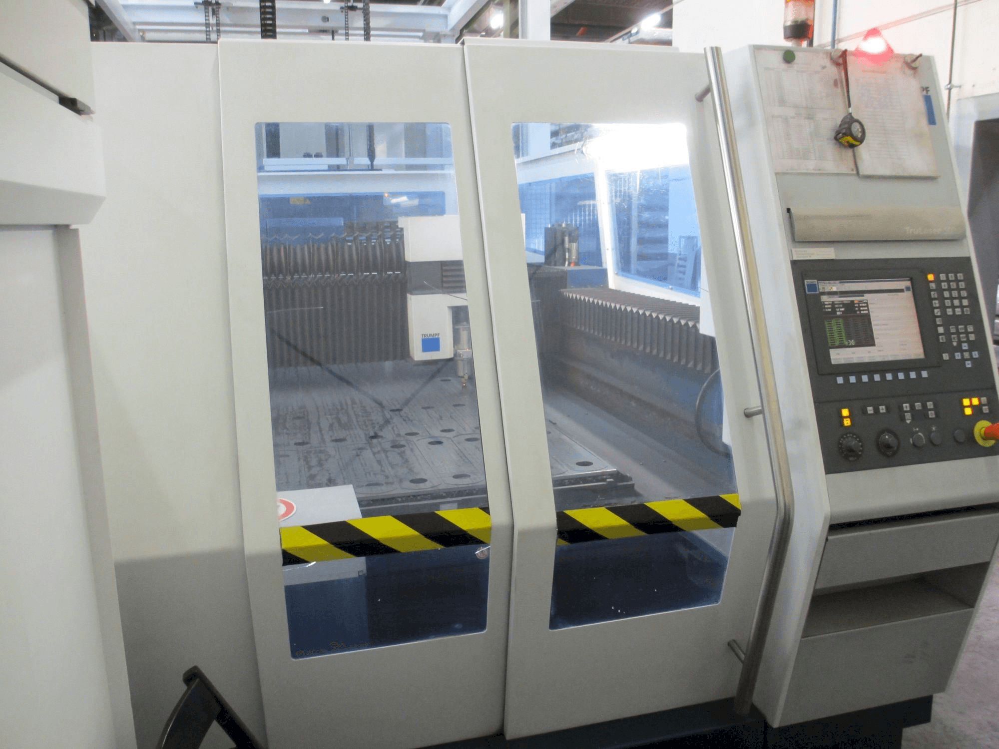 Koneen Trumpf TruLaser 5030 etunäkymä