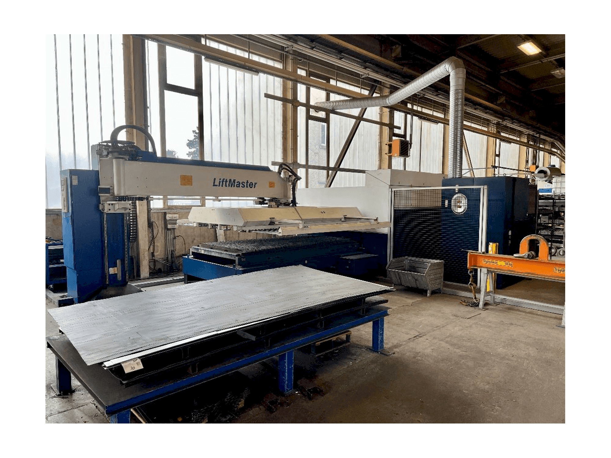Koneen TRUMPF TruLaser 3030 Fiber etunäkymä