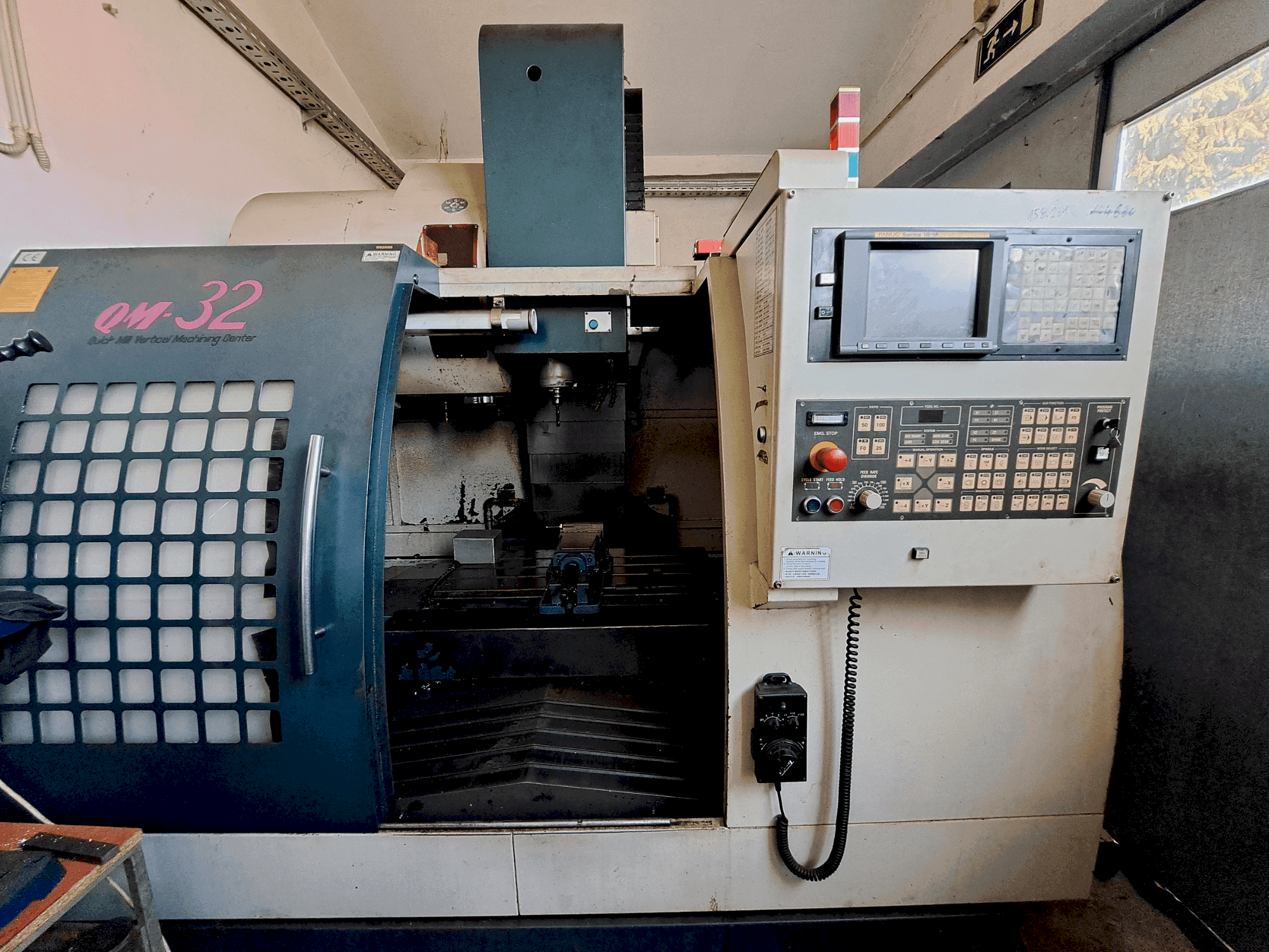 Koneen Feeler QM-32 etunäkymä