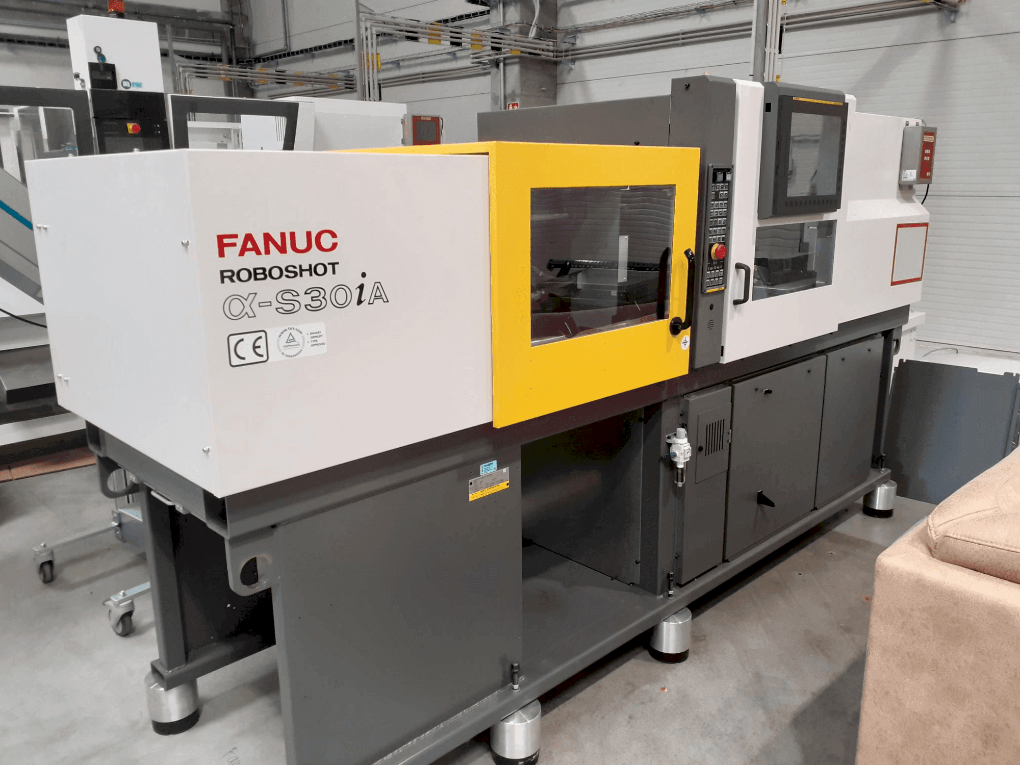 Koneen FANUC ROBOSHOT α-S 30iA etunäkymä