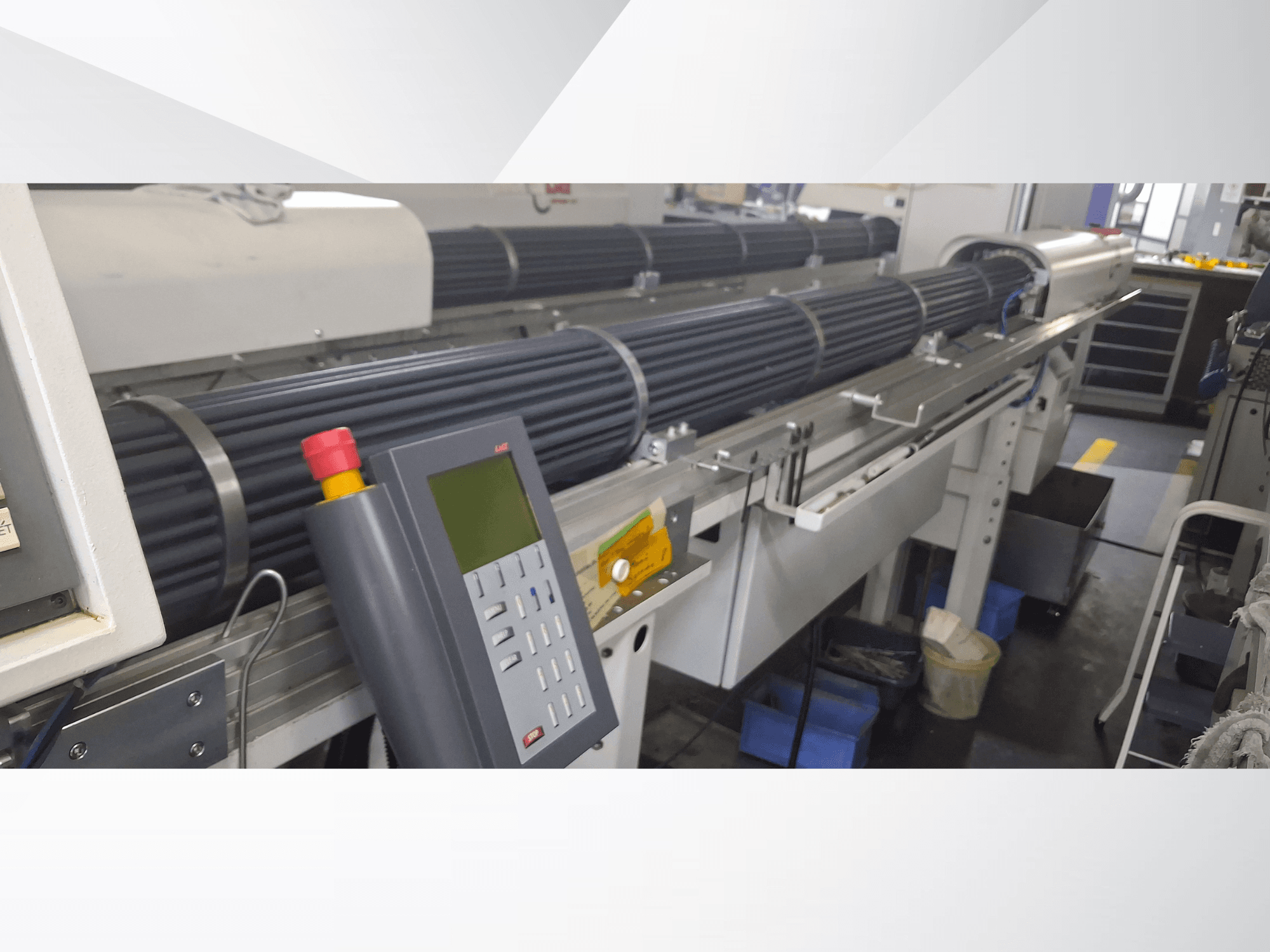 Sveitsiläistyyppinen sorvauskone TORNOS DECO 10a etukuvassa, jossa on ohjauspaneeli ja pyörivät tynnyrit tarkkaa työstöä varten.