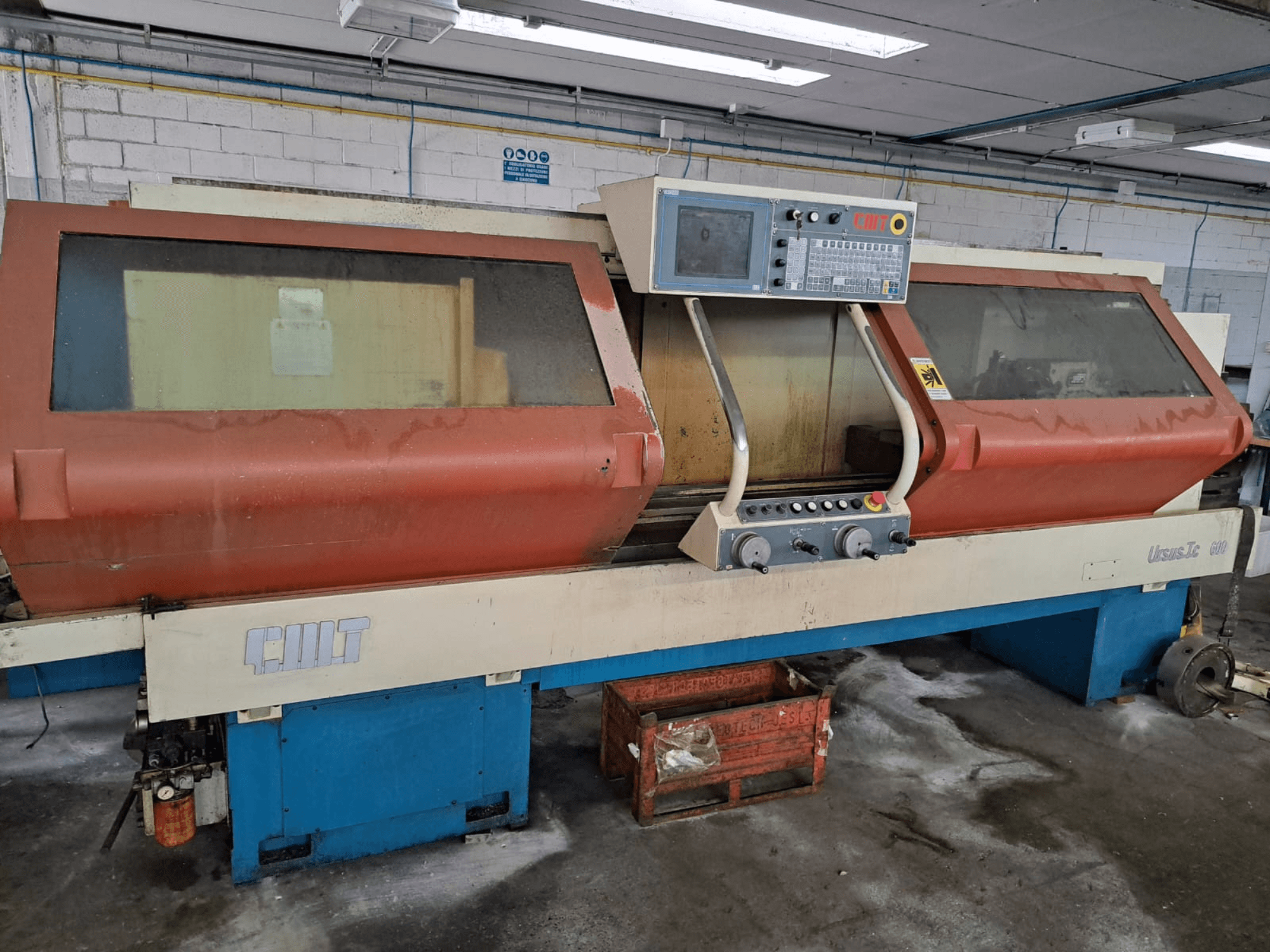 Vaakasuora sorvauskone URSUS TC, etukuva, punainen kotelo, ohjauspaneeli ja näkyvä työkalunpidin.