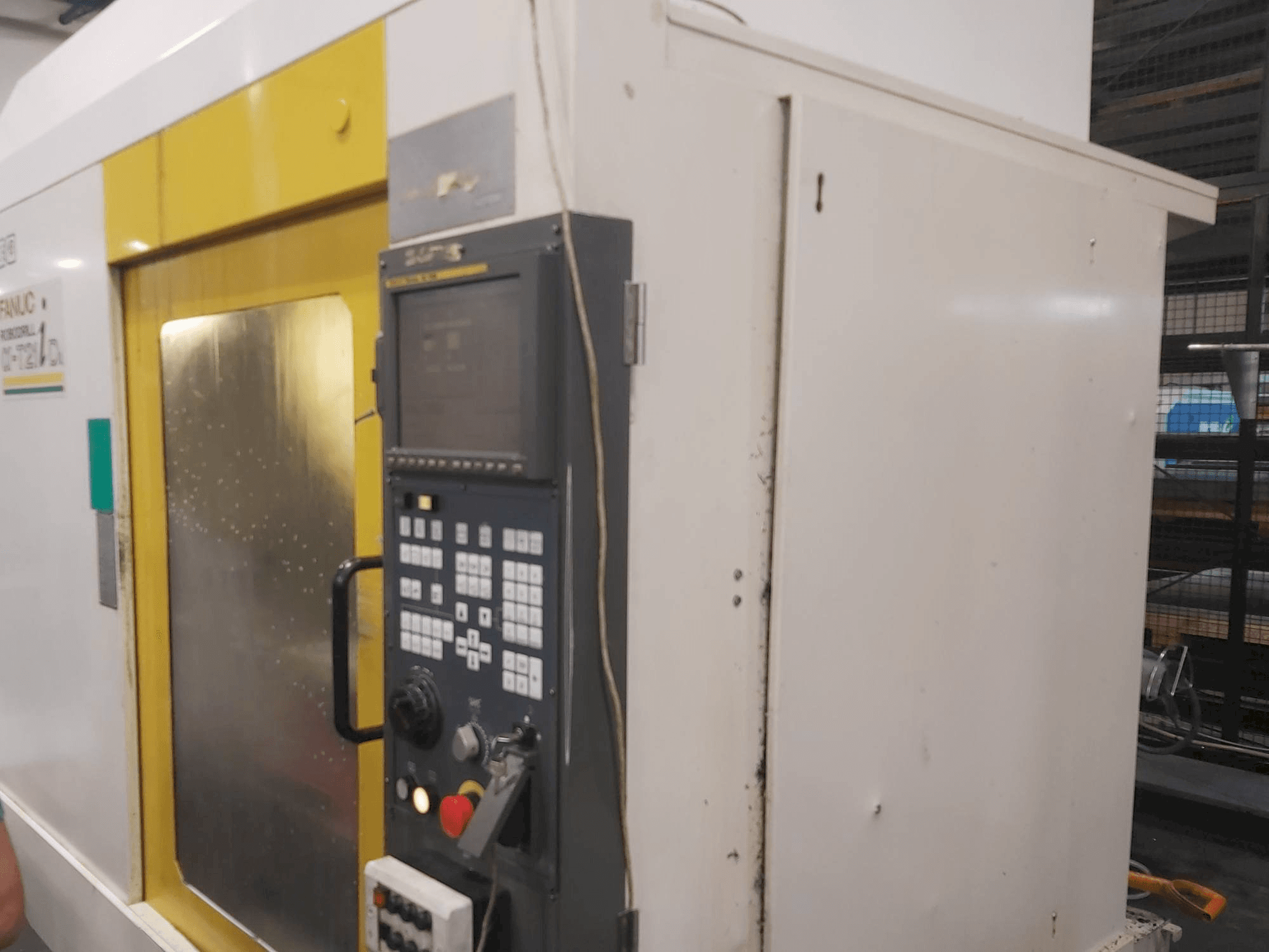 Koneen FANUC Robodrill Alpha T21D etunäkymä