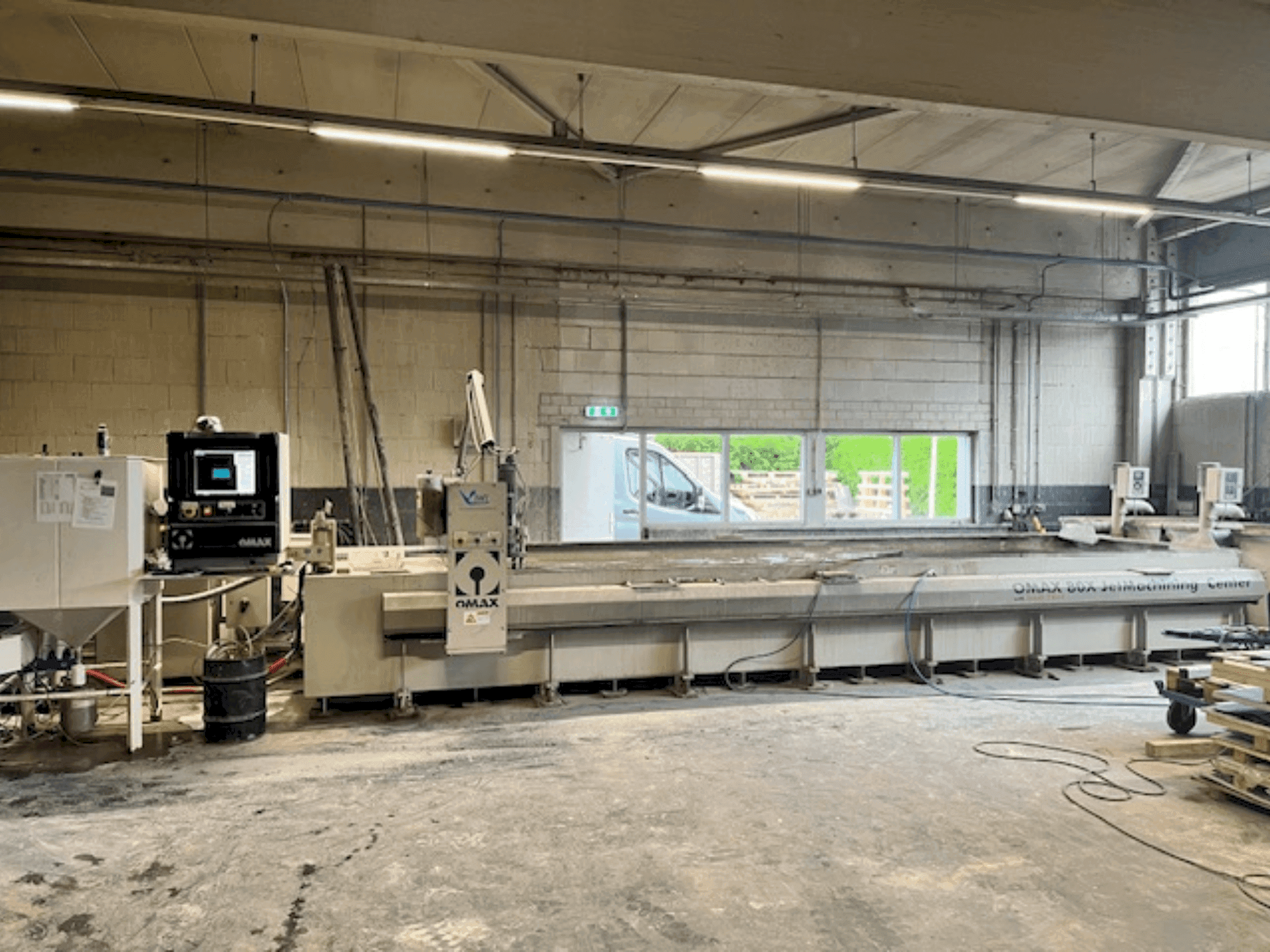 Koneen OMAX 80X etunäkymä