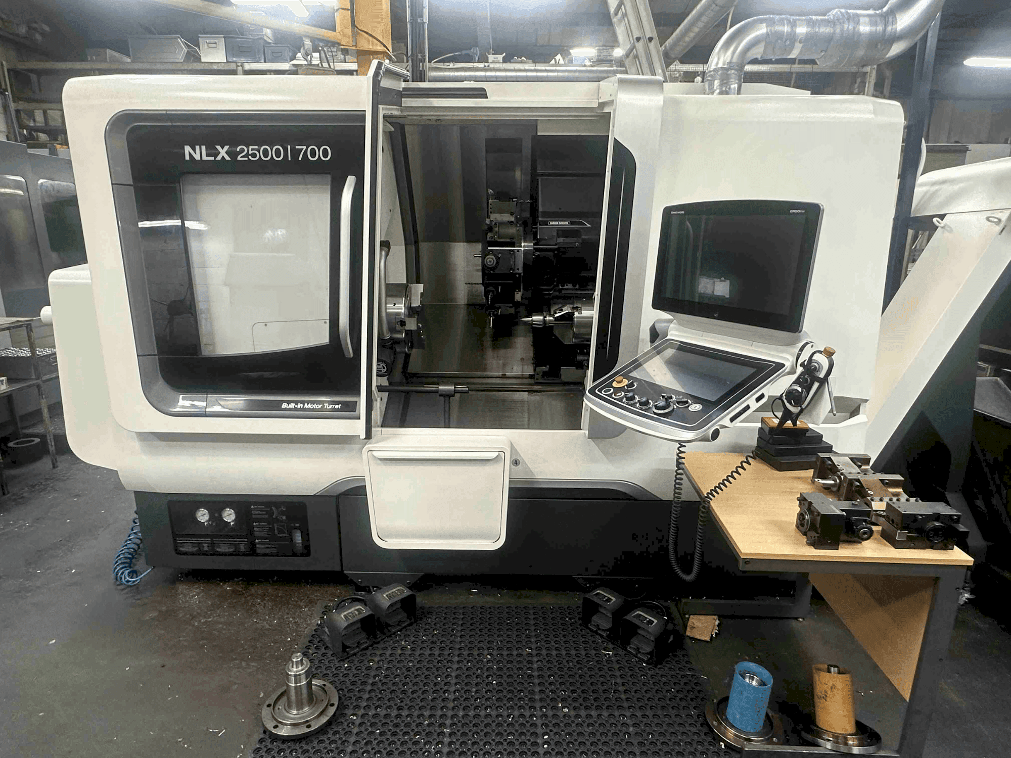 Koneen DMG MORI NLX2500SY/700 etunäkymä